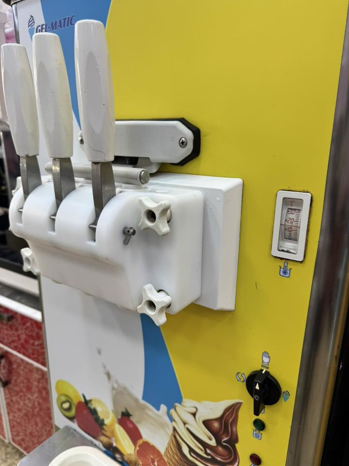 مكينة ايس كريم ايطالية مستخدمة 
السعر 45 ورقة بيها مجال بسيط  للاستفسار على الرقم 
***********
