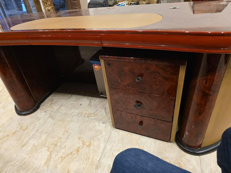 ميز ايطالي ملكي سيت مكتبي متكامل سعر 1 مليون للتواصل على الرقم ***********
