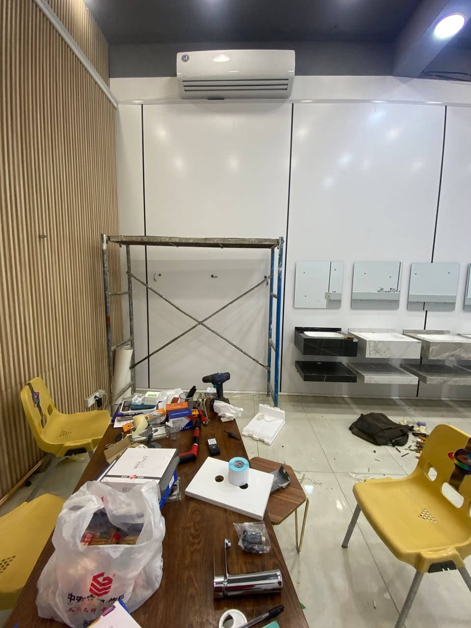 ️🔥 عروض شهر شباط من فرح لخدمات التبريد والكهربائيات 🌸
بداية شهر جديد… وراحة تدوم وياكم صيف وشتا 🌬️❄️  

خبرة ✨ التزام ✨ شغل نظيف يرضيكم  

🔔 عرض خاص لشهر شباط فقط  

🎁 خصم 20% عند تنصيب أكثر من سبلت واحد  

📞 للاستفسار: ***********  

⸻  

🔧 خدماتنا خلال عروض شهر شباط:  

• تنصيب جميع أنواع السبالت  

(سبلت – هايبرد – انفيرتر)  

• صيانة الأعطال + تنظيف وتعقيم داخلي وخارجي  

• سحب وشحن غاز بجميع أنواعه  

• تبديل كمبريسر – معالجة تسريب  

• تنظيم السواقي والأسلاك بشكل أنيق  

• إعادة تنصيب السبلت عند النقل أو السكن الجديد  

• تنصيب سخانات كهربائية  

• أعمال كهربائيات بسيطة  

• نقاط تنظيف البيوت من الأتربة  

• شغل مرتب بدون فوضى  

🌸 وبلمسة أنثوية منظمة  

⸻  

📍 مناطق العمل ضمن عروض شهر شباط:  

• الحِلّة – كربلاء – الأنبار – الكوت  

(يشترط 4 سبالت وفوق)  

• بغداد  

الكرخ – الرصافة (مباشر بدون شرط)  

⸻  

⏰ نلتزم بالمواعيد  

نوصل بنفس الوقت المحدد ✔️  

احترام كامل للزبون وللبيت  

وشغل مضمون 100%  

⸻  

💗 مبادرة فرح الإنسانية – مستمرة بشهر شباط  

“بقدر المستطاع” نساعد العوائل المتعفّفة  

بتنصيب السبالت بأسعار رمزية أو مجاناً حسب الحالة الإنسانية  

⸻  

✨ متواجدين 24 ساعة  

بأي وقت تحتاجونا نجيكم ✨  

📲 للحجز والتواصل (اتصال / واتساب):  

***********  

***********  

🌟 فرح لخدمات التبريد والكهربائيات  

ثقة… راحة… أمان ب
