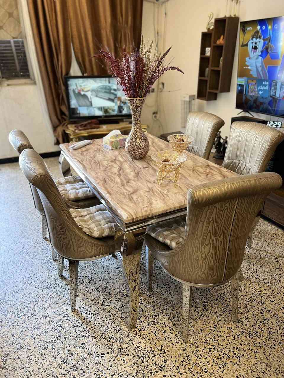 ميز طعام مرمر طبيعي 5 مقعد جديد عنوان حي البنوك ب370 تواصل ***********
