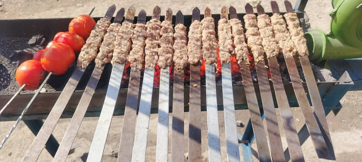 مطعم بركات المنتظر كيلو الكباب 16شيش ب 12,000 توصيل داخل الشطره 1000
***********مطعم بركات المنتظر الشعلة شارع بني زيد
