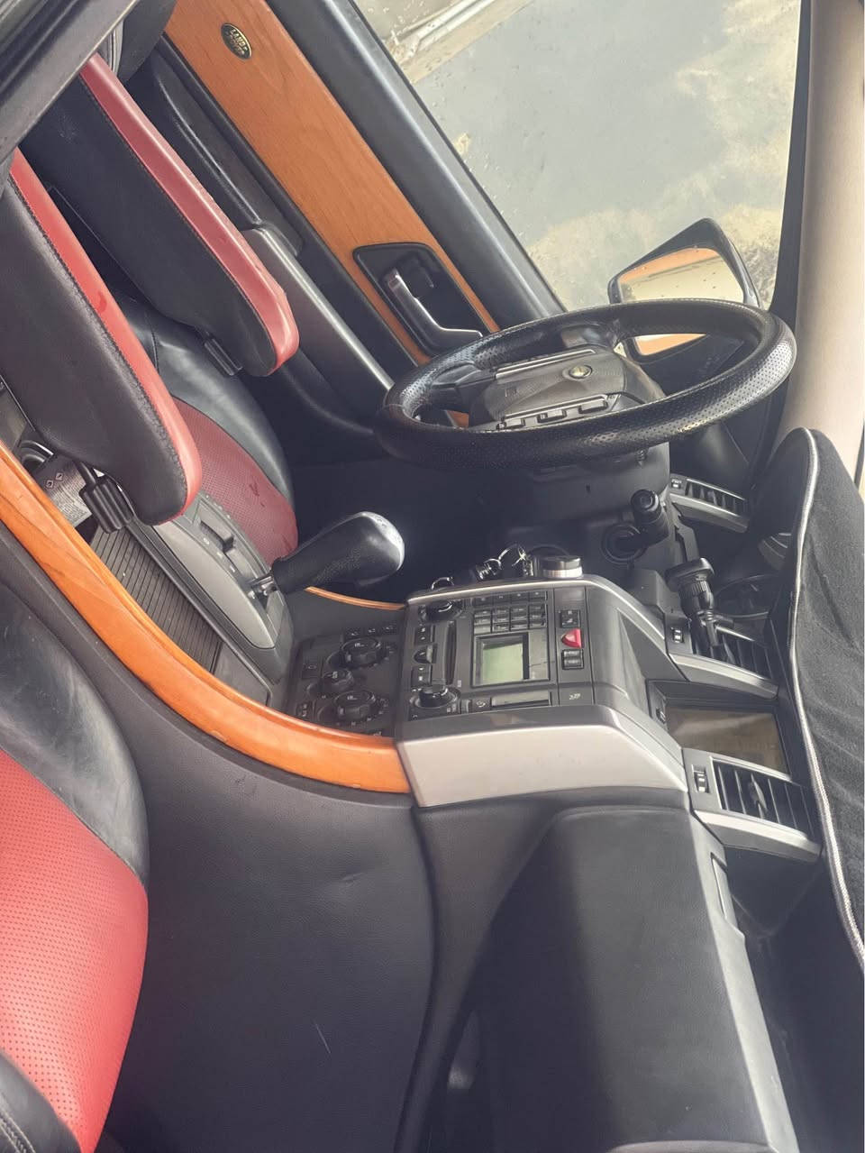 رةنج روفةر سبورت. رةقةم سلئمانى. رةقةمو سةنةوى و هةزةى نوئ   گئرو مةكينةو اكسل و دةبل اكسل بةشةرت. هةرجوار جوبةكانى بيلاد بئ دةسكارى كردن بئ سبوق تةنهاقوبئك لاى سايئقى هةية و سةقفى برةك  رةنكى كوريوة لة رةسمةكان ديارة. هةرجوار تايةى نوئية. تةقةو رةقةى بةشةرتة بئ كئشةية و تحويل و غةرامةى بةشةرتة   سعرى ١٢٠.      
ژ.م. *********** أربيل, العراق
