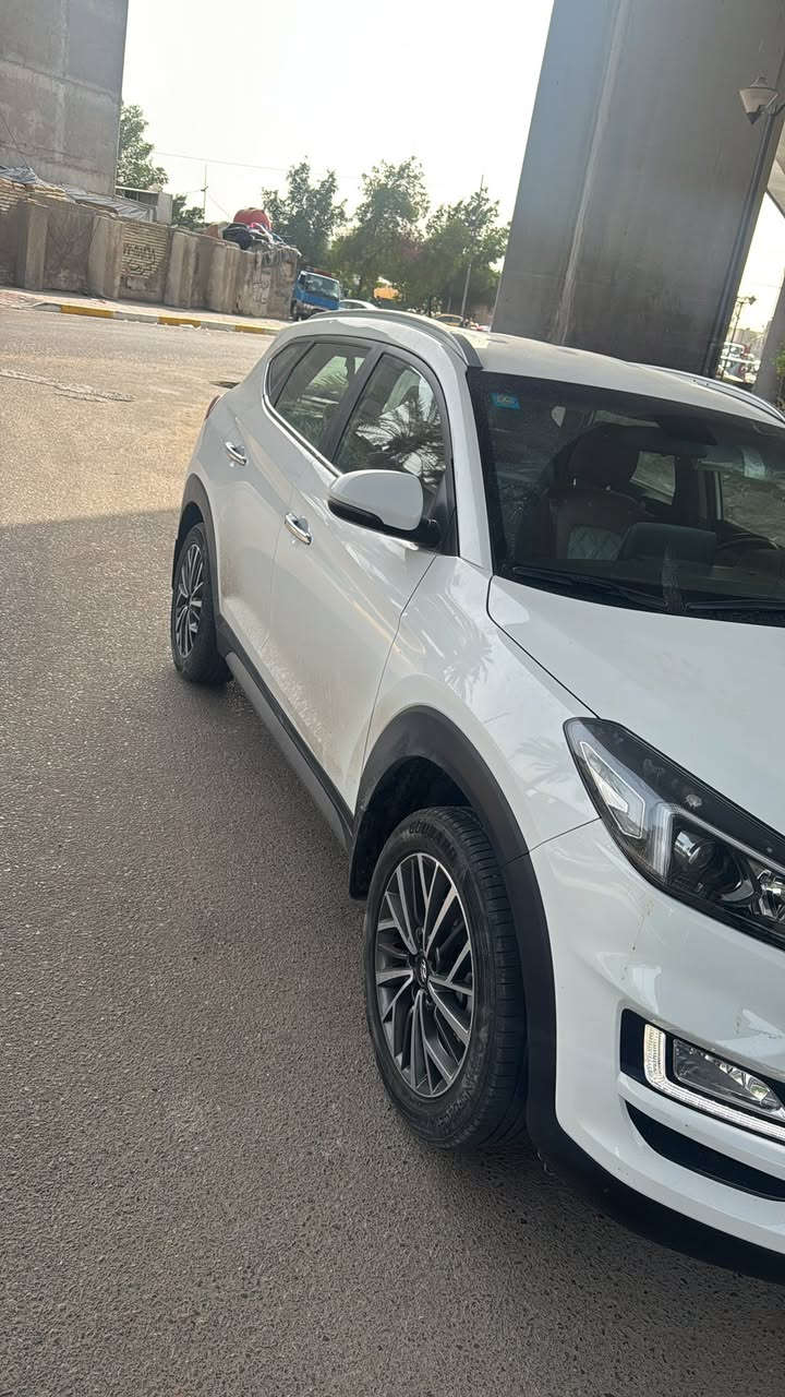 السلام عليكم
توكسان موديل 2020 خليجي 
بيها بارد اقل شبر 
الباقي كفاله عامة من صبغ والضربه 
ماشيه 81 الف 
كشنات جلد 
كشنات كهرباء الاماميه 2 
بصمة تشغيل وابواب 
رقم بغداد باسمي 
شاشه 
دبل لد 
سيارة بعدهي ع وضع شركة ما مفتوح بيها برغي 
مكان السيارة بغداد الكرخ
السعر 205 $ وبيها مجال بسيط 
***********
