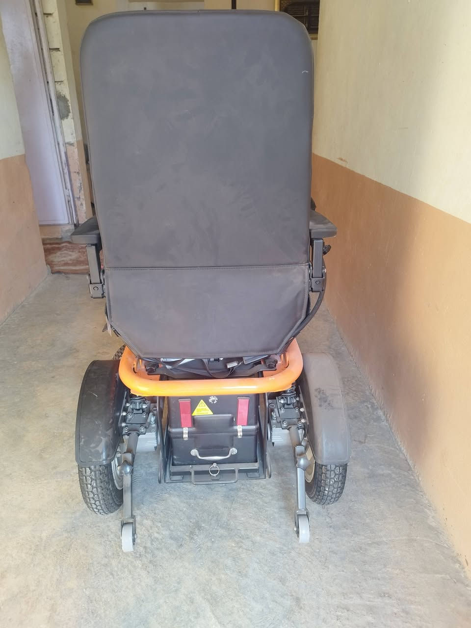 عربانة شحن للبيع بعدهة جديدة ما مستعمله ***********
