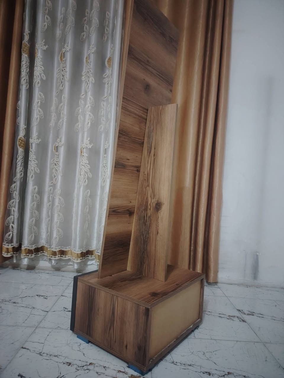 من رخصت مدير الكروب المحترم 🌹
للبيع تسريحة (كونسول) مع مراية ❤️♥️

خشب لون بني مع لمسات ذهبية

مراية طويلة بحالة ممتازة

تصميم مودرن وأنيق♥️

نظيفة جدًا وما بيها خدوش

📍 المكان: [بغداد الزعفرانية ] السعر:  125

للتواصل خاص أو واتساب  ***********
