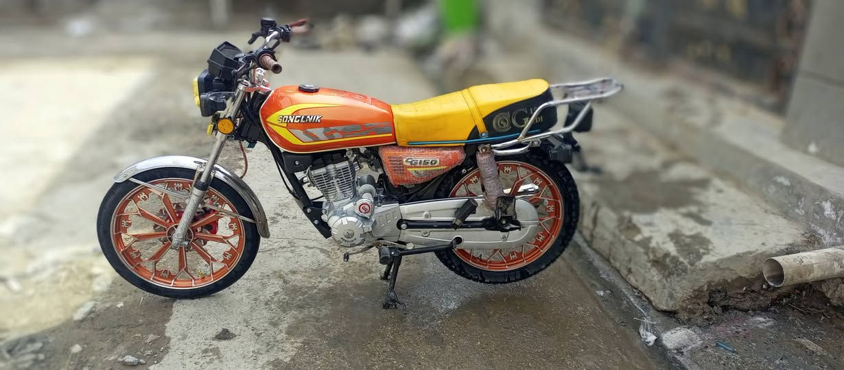 السلام عليكم سيفان للبيع موديل 25 مكينه 200أوراق سكنر مكفوله مكينه اوراق السعر 775وبيه مجال كلش قليل مكاني بل  القاسم  شراي خابرني وتشلع عيوني ‏‪***********‬‏
