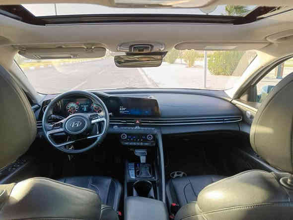 السلام عليكم 
النترا 2023 hybrid فئة limited اعلى مواصفات موجودة ب الالنترا 
وارد امريكي ضرر السيارة موضح بالصور بدون اير باك 
مواصفات السيارة 
1. شاشة عدادات
2. شاشة تعدم Apple car play و android auto 
3. لد متغير اكثر من 20 لون 
4. خزن مقاعد السائق وضعيات اثنين
5. نقطة عمياء 
6. رادار امامي خلفي متفاعل عند الخطر 
7. كامرة خلفية و حساسات خلفية 
8. تشغيل عن بعد
9. فتحة سقف 
10. شحن وايرليس
11. Auto hold 
12. هاند بريك دكمة 
13. تبريد و تدفئة مقاعد ممتاز جداً من افضل السيارات ب هذا الموضوع
14. مثبت سرعة متفاعل يعني يغير سرعة السيارة حسب سرعة السيارة الامامك
15. النظام المحافظة على المسار و ايضا من افضل السيارات ب هذا الموضوع رغم سعره البسيط

اخوان اي استفسار اني حاضر و بالخدمة اتصل و ادلل
*********** موجود واتساب ايضا
