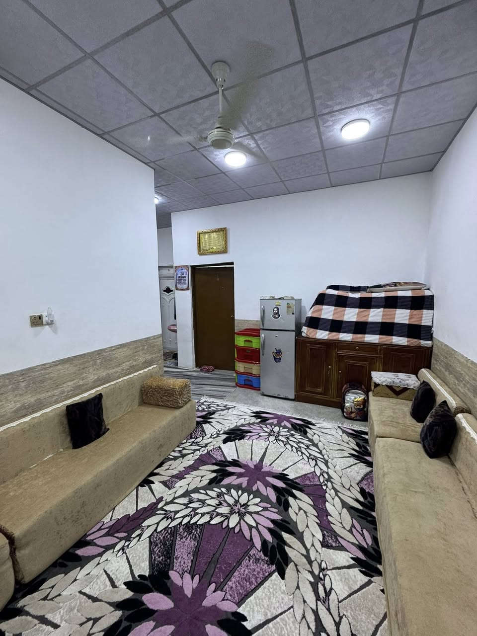 بيت مساحه 100 مربع 10/10 هاذ لبيت كلش موقع  بشط العرب منطقه ريان قرب بانزين خانه 500متر ع سايدات 4  كلش غريب وع شارع عام 150متر   البيت عكاده بناء شخصي مشتغله  سكف شغل كله عدل نطكه ماي ماتبقه  مجاري ع نهر لبيت ناقصه بس سراميك مطبخ غرفه نوم 4+4 ديوانيه مطبخ وصاله وحمامات ملك صرف زراعي سعره (40) وبي مجال منطقه راقيه سعره سعر قطعه مكان كلش حلو وغريب الافتفسار اكثر اتصل  ***********
