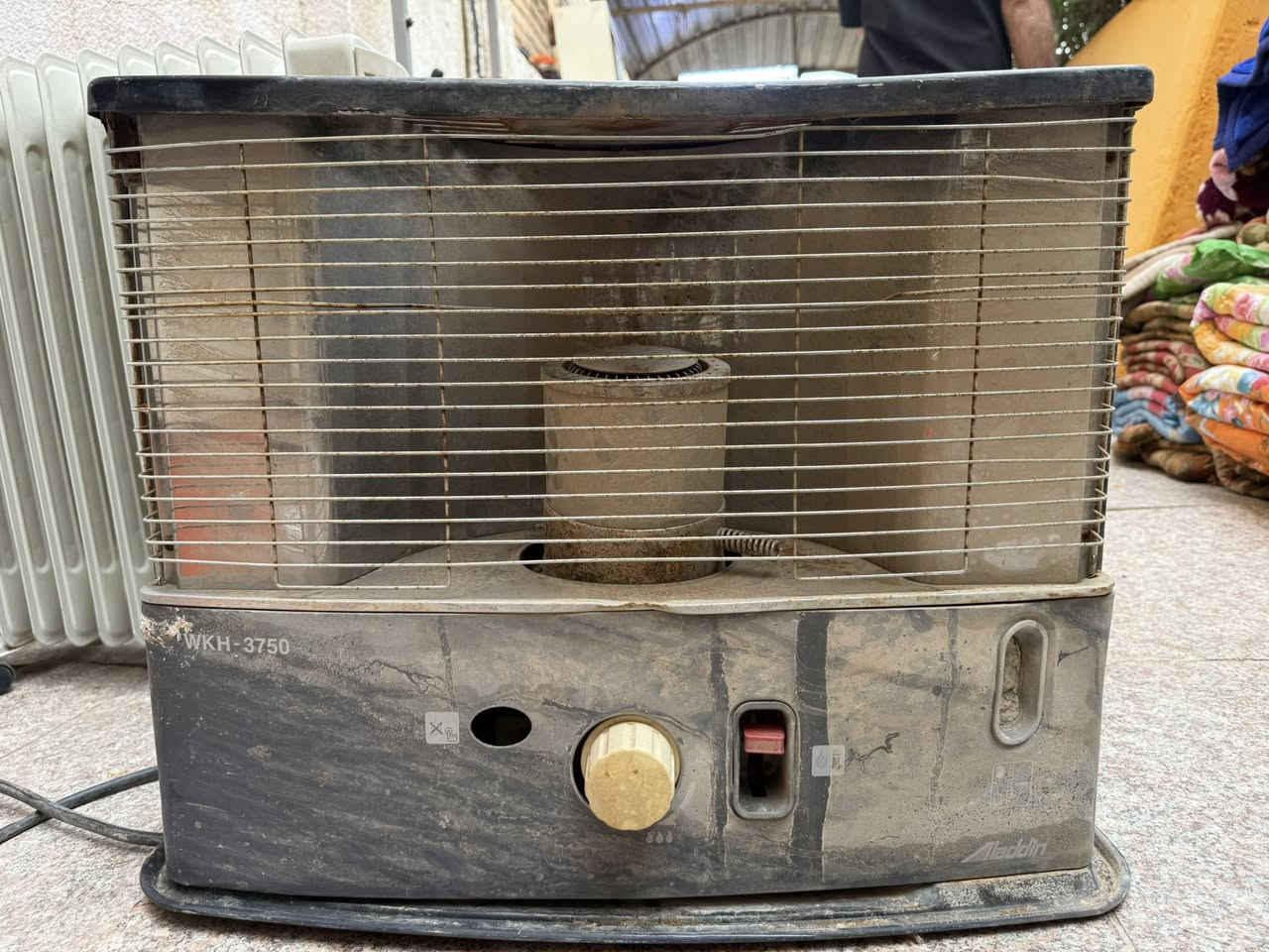 صوبه نفطيه ما بيها شي ( 15 الف )
صوبات كهربائية عدد 2 سعرهن( 40 الف ) يحتاجلهن بس شمعات 

صوبات زيتيه ما فاحصهن واعتقد يشتغلن ما بيهن شي سعرهن ثنينهن ( 30 الف ) 

ميز عدد 2 السعر ( 10 الف ) 

غساله بيها عطل بس النشافه ما تشتغل السعر ( 20 الف ) 

مكنسة كهربائيه شغاله السعر ( 10 الف ) 

ميز طولاني حديد السعر ( 15 الف ) 

كنتور تركي بس بيبان ما بي السعر ( 25 الف ) 
العنوان / كربلاء حي المعلمين 
***********
