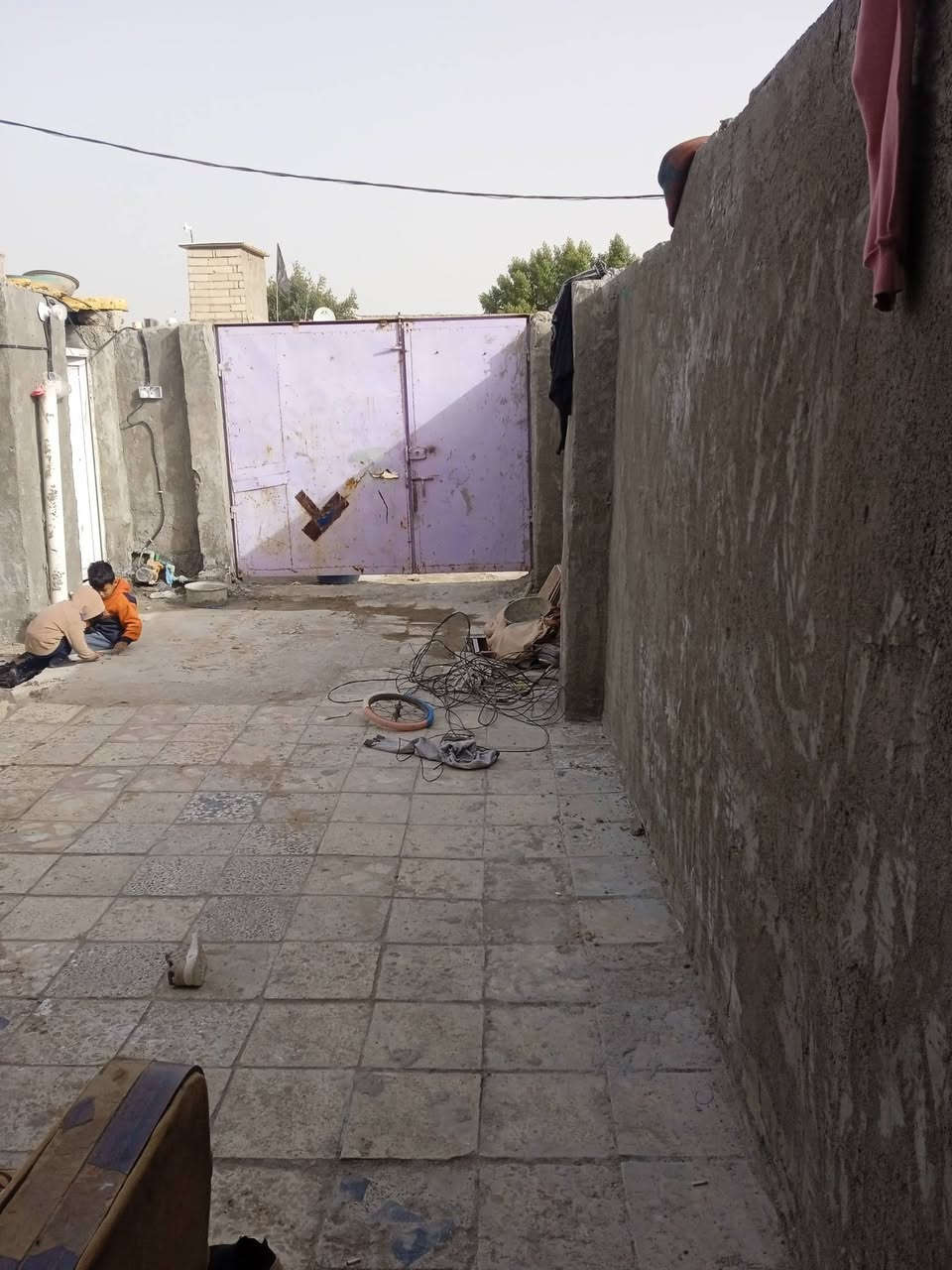 السلام عليكم بيت للبيع المساحة 100م بناء جديد بي غرفة وصالة ومطبخ وحمامات وساحة بيت كبيرة مكاني الكوفة شارع المعمل خلف جامع الخزاعل قرب حائط المطار السعر مناسب 13 مليون وبي مجال للطيبين وهذا رقمي للتواصل ‏‪0788 732 9440,‬‏
