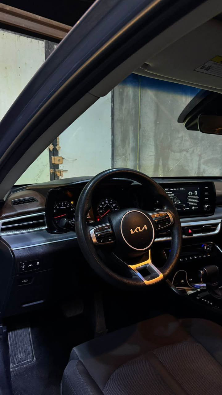 سلام عليكم اخوان 
سيارة KIA K5 LXS 2021
السعر 155 ورقه وبيها مجال 
سيارة فول مواصفات عدا الفتحة لون بحري لون مميز 
سيارة كير مكينه خير من الله مسويلها ادامه كامله قبل 5 ايام 
ماشيه 78.700 كيلومتر
السيارة رقم بغداد معوقين عندي بيها وكاله بعد 7 شهور و تتحول حرة المعوق من اهل بغداد
مكان السيارة البصرة *********** Singapore
