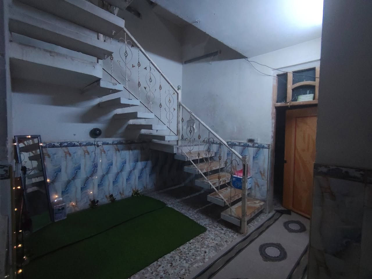 ؛ 🔹 للبيع بيت بمدينة الصدر / قطاع 75
📍 قريب على سوق العورة (فرع مطعم لفة ونص) 
مساحة البيت: 144 م
 تفاصيله:
الطابق الأول: غرفتين، استقبال، هول، مطبخ، حمام داخلي وخارجي.
الطابق الثاني: 4 غرف نوم، مطبخ، حمام.
الطابق الثالث:غرفه حمام مطبخ سندويج +سطح 
✨ البيت واسع ، مناسب للعوائل وجاهز للسكن.
للاستفسار والتواصل: [*********** ] 📞
