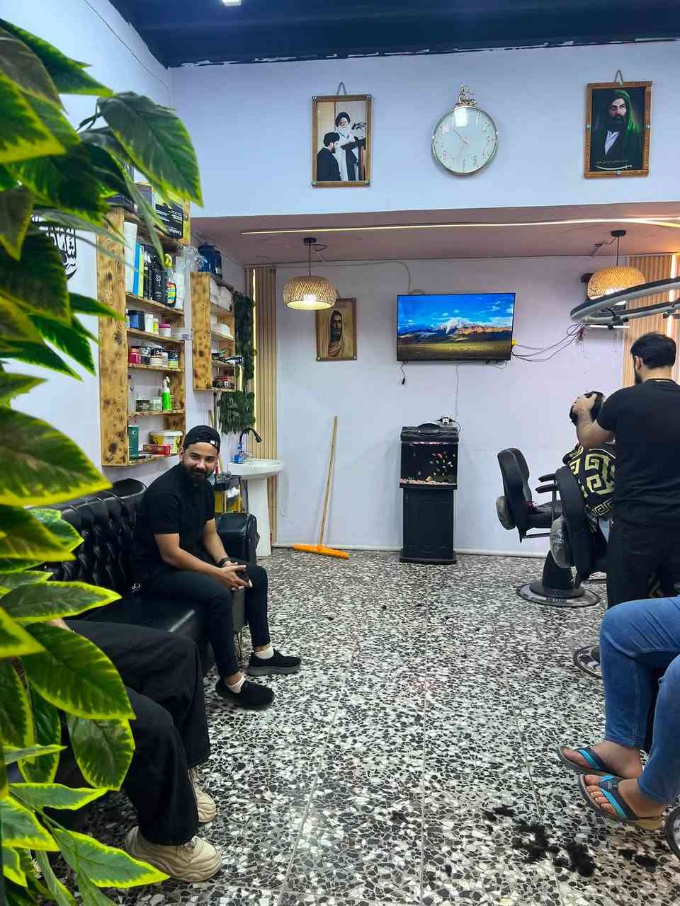 السلام عليكم العنوان بغداد جميله شارع خير الله بحاجه الحلاق متكامل وصاحب خبره قديمه ومتوفر جهاز ايدرو فشل وكول شي للستفسار ***********
