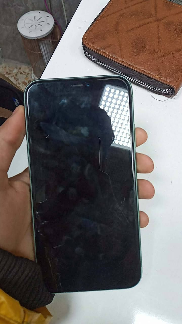 السلام عليكم ايفون ١١ العادي نضافة ١٠٠ جهاز كلة بلادي ولا قطعه مبدلة ذاكرة ٦٤  مكان عبيدي سعرة ٢٣٠ و بي مجال قليل حك الجية ***********
