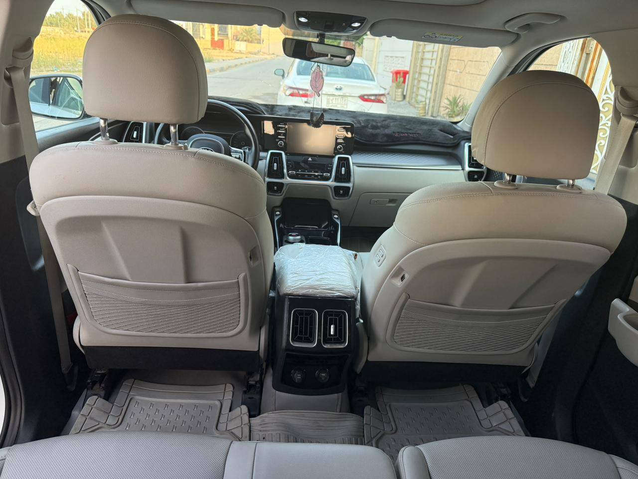 السلام عليكم
سورنتو خليجي

موديل ٢٠٢١

محرك ٦

فول مواصفات بانوراما كير ماوس

تدفئة وتبريد بالكشن

صدر وتايرات كله جديد
كفاله عامه بيها شبر باب الخلفي عكس السايق بارد

رقم سليمانية الجديد بأسمي شرط التحويل

واسط / الزبيدية
***********
***********
