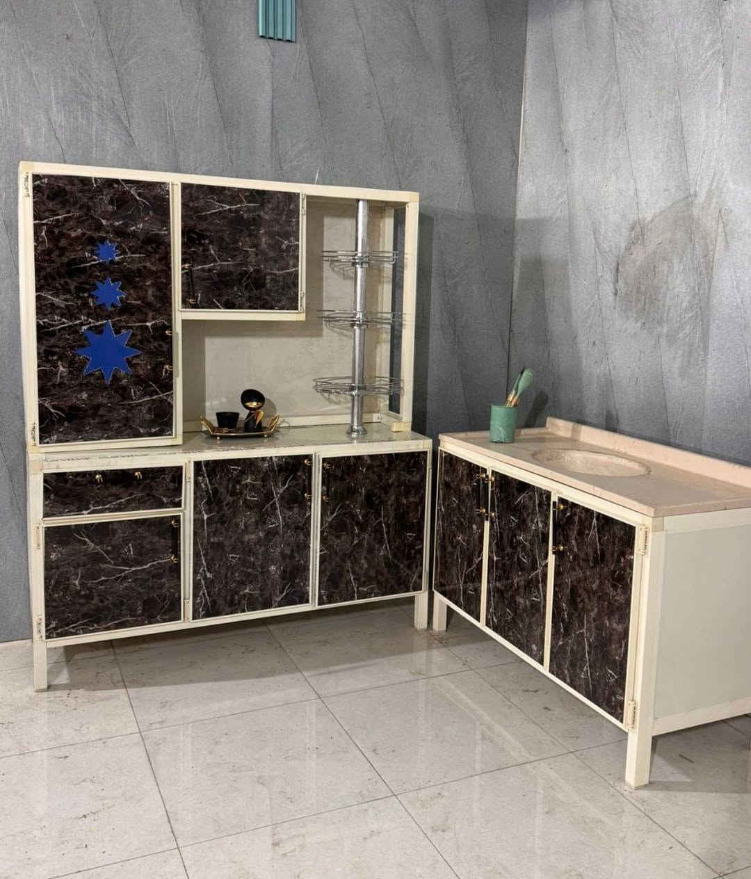 كاونتر. متر ونص 
أبو سلة.  
السنك متر وعشرين
السعر 240 🤗


**إذا كنت صاحب هذا الإعلان وتريد حذفه لأي سبب، رجاءا أرسل رسالة إلى الدعم الفني**