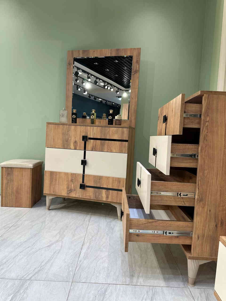 غرف نوم تركي 10قطع السعر مليون و350مع النقل والشد داخل مركز البصرة مجاني الاستفسار ***********
