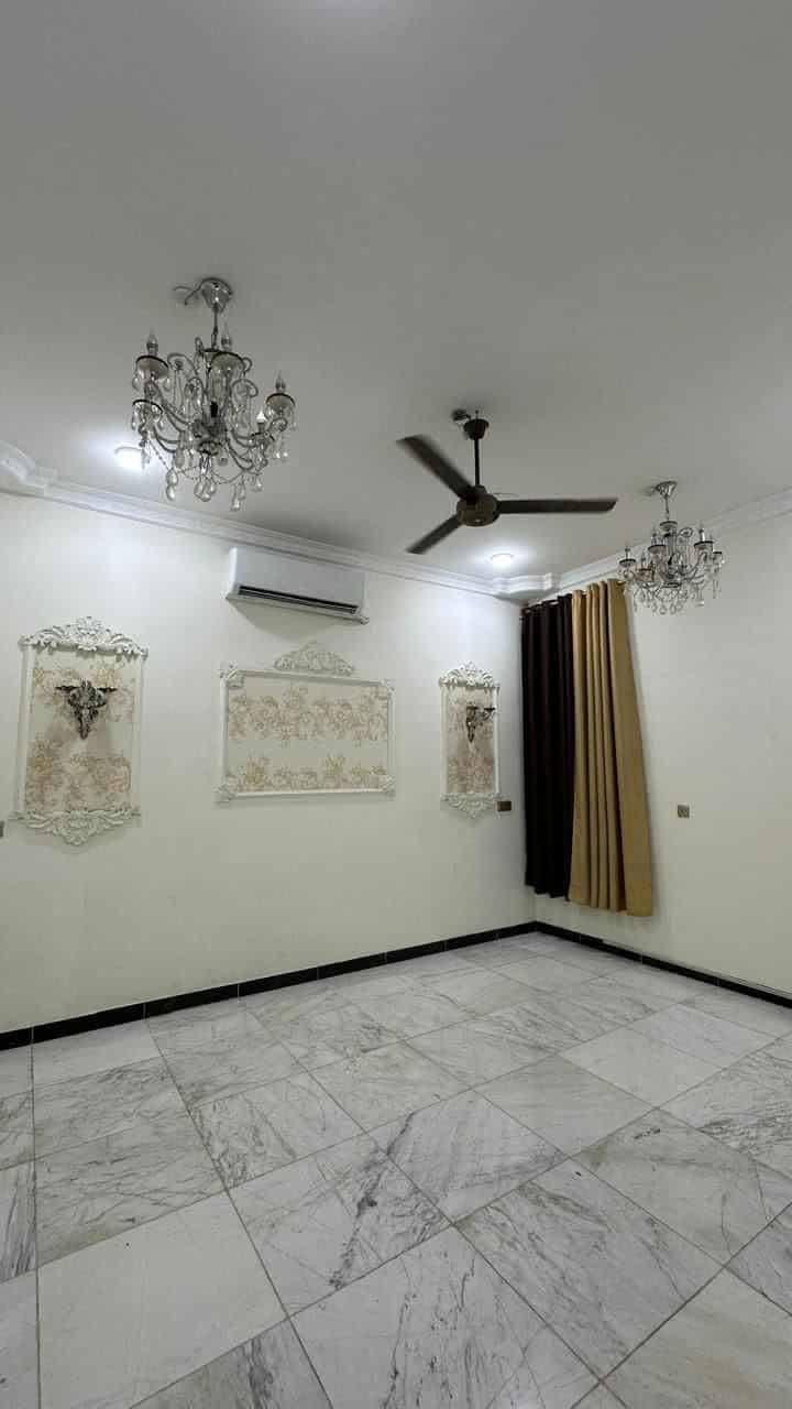 بيت مساحته ١٦٠ متر سند ٢٥ حله قرب الامام بكر يبعد عن شارع حله نجف ٥٠ متر سند ٢٥ طابقين بي غرفتين ومطبخ وحمام واستقبال وصحيات داخل وخارج وصاله بيت يخبل يباع هو والاثاث الشراي يتفضل ***********خاص
