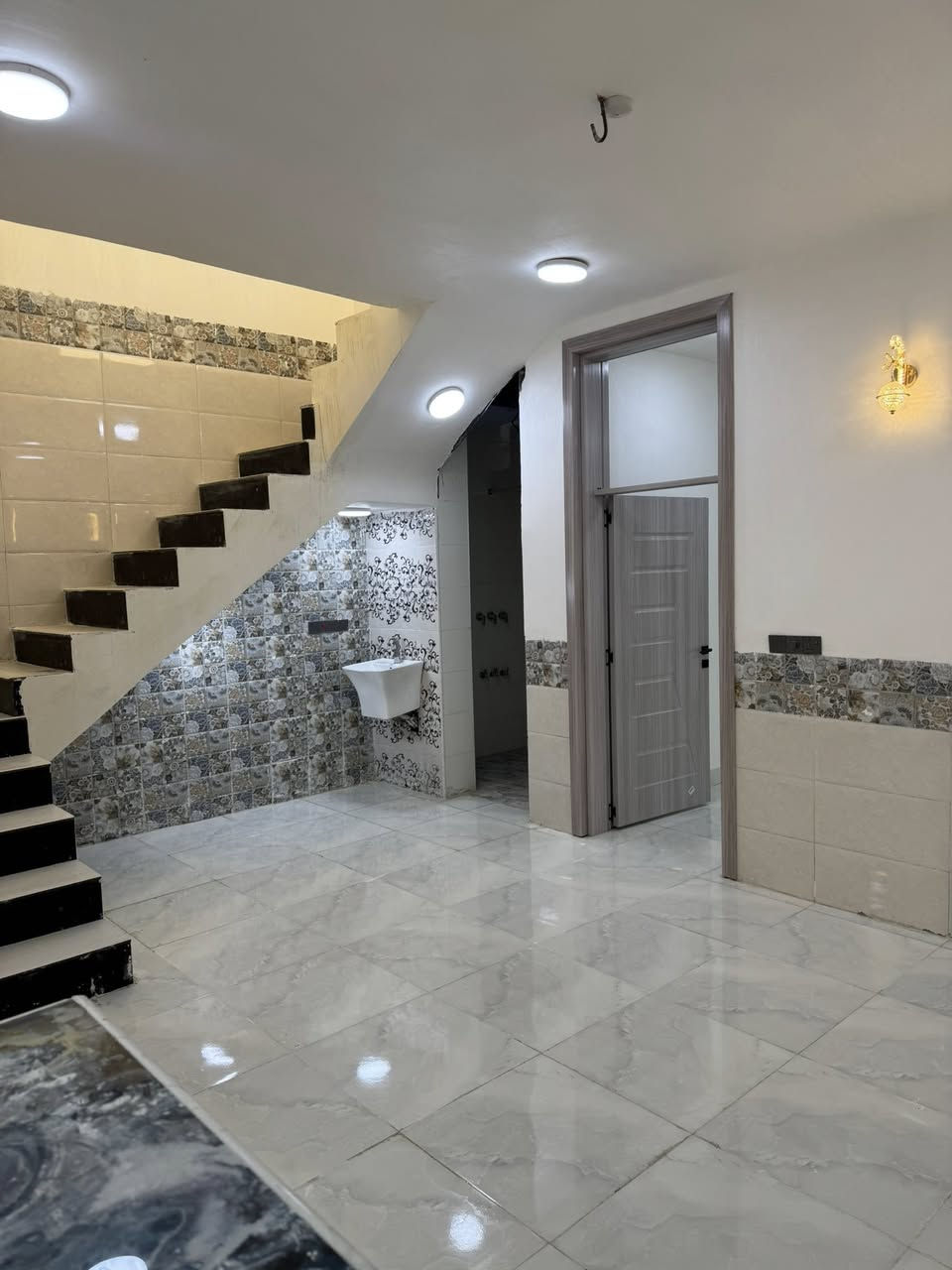 سلام عليكم يوجد دار حي المصطفي قطع حجيه نوفه دار يحتوي غرفه نوم وحده صاله وستقبال مطبخ المساحه ١٤٠ تحويل ١٠٠ بناء حديث قريب عل تبليط رقم ***********
