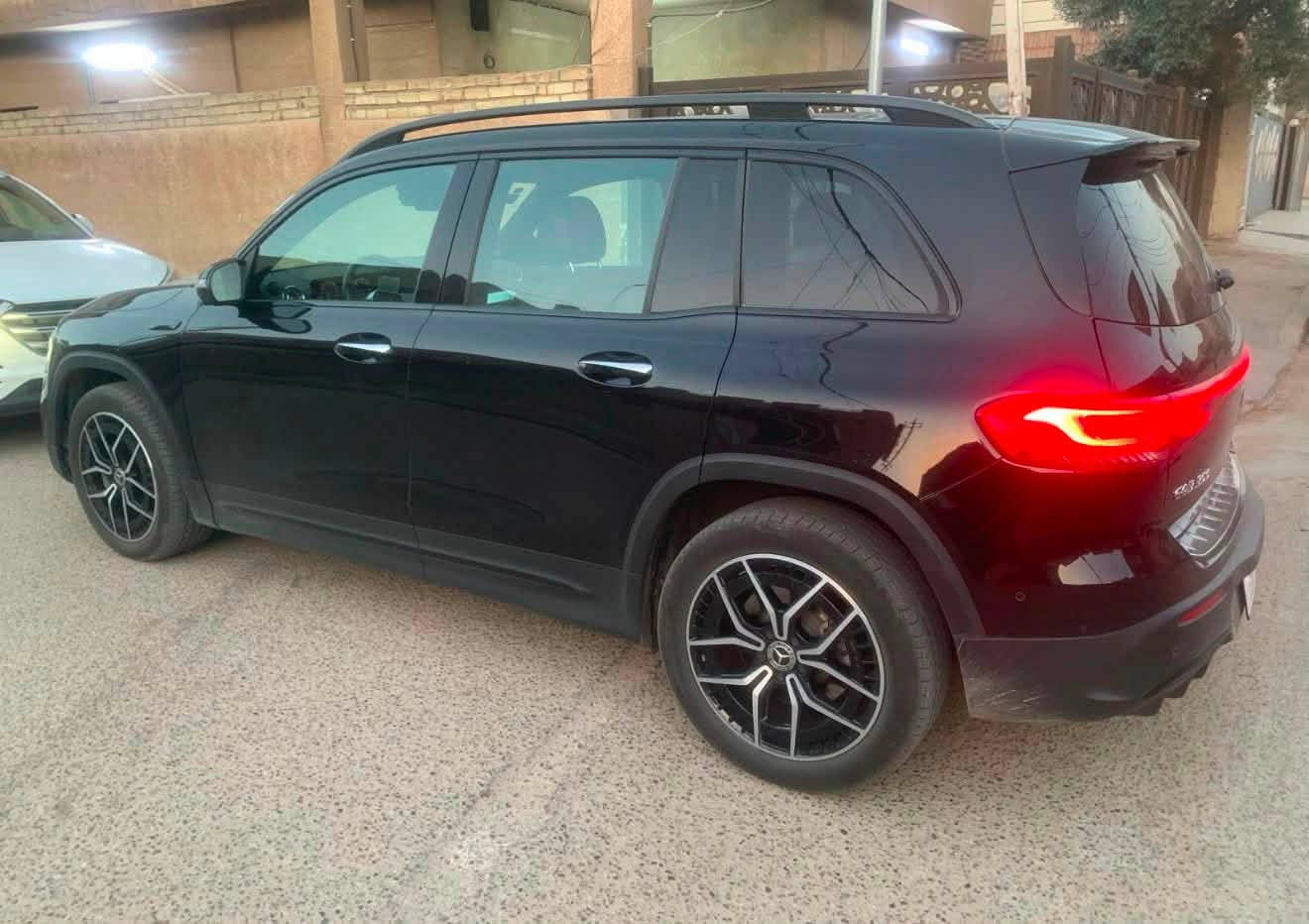 السلام عليكم 
للبيع مرسيدس EQB 300 كت AMG من امريكا اصلي كامل السيارة كهربائية بل كامل اشحن واستخدمها 
موديل 2023 فول مواصفات 
تمشيك  450 كيلو حقيقي بالشحنة واحده
ماشيه 20 ميل السيارة وارد امريكي حادثهه طرف بنيد مصلح ومصبوغ والدعامية نفس لون  مشدودة بدون اي دواخل شواصي ولغود مكفوله بدون اي نواقص واي مسج مابيها 

مواصفات:-
بانورما فتحتين 
كامره 360 
اربع كامرات 
كشنات جلد ومخمل كنتاره 
حساسات امامي و خلفيه و جانبيه
تخزين كشنات 
انارة متغيره لدات محيطيه داخلها
رادار امامي
رادار خلفي
عدادات دجتل متغيره
تحكم ماوس بالشاشه
٤ وضعيات قياده
سياقه ذاتيه
تبريد قطعتين
مثبت سرعه
نقاط عمياء
كشنات جلد
مري شفط
اشاير بل مري
صندق كهرباء
اوتو هولد
وبعد هواية مواصفات 
مكان السياره بغداد المنصور
تواصل 
 ***********
