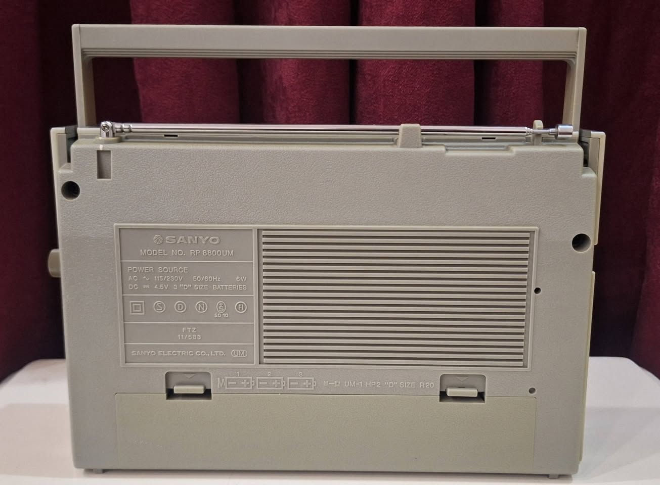 رادیو سانیو  یاباني انتاج 1983 
نضیف جدا كامل شغال  جهاز مامفتوح 
يعمل على الكهرباء 220 فولت  المباشر او بطاريات عدد 3 کبیر 
موجات رادیو FA AM LW SW 
توصیل  للحجز مراسلة الصفحة او مراسلة واتساب على الرقم ***********
