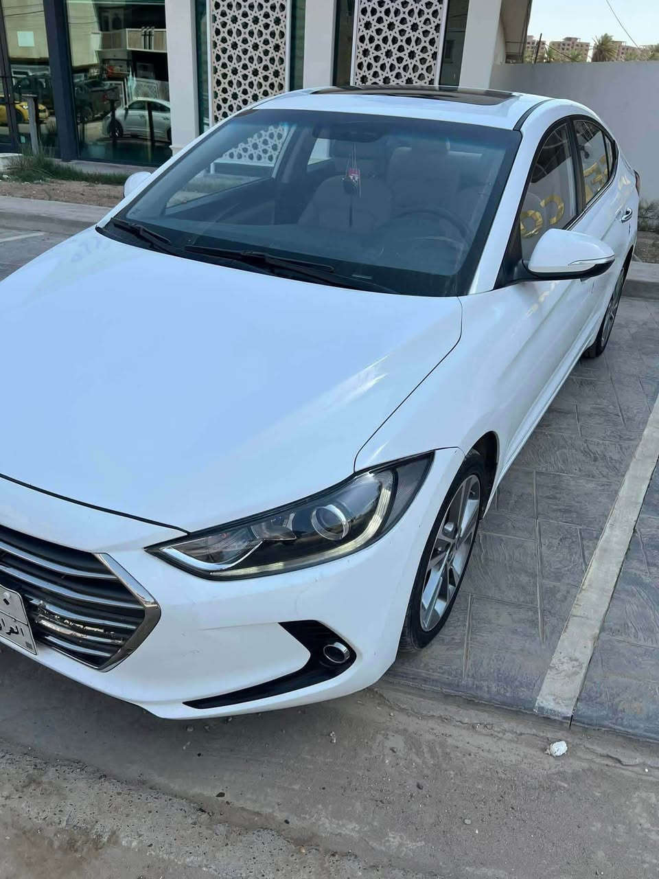 سياره النترا خليجي ٢٠١٧ فئة GLS رقمها سليمانيةبيها ضربة دعامية خلفية وامامية وباب السايق طخة بالحافة ومعدلها تكحيل كارت 
محركها دوش ٢٠٠٠ وكيرها المعروف 
وشخط يم الجاملغ الخلفي عكس السايق 
رقم الاتصال ‭0770 433 8831‬ بغداد, العراق
