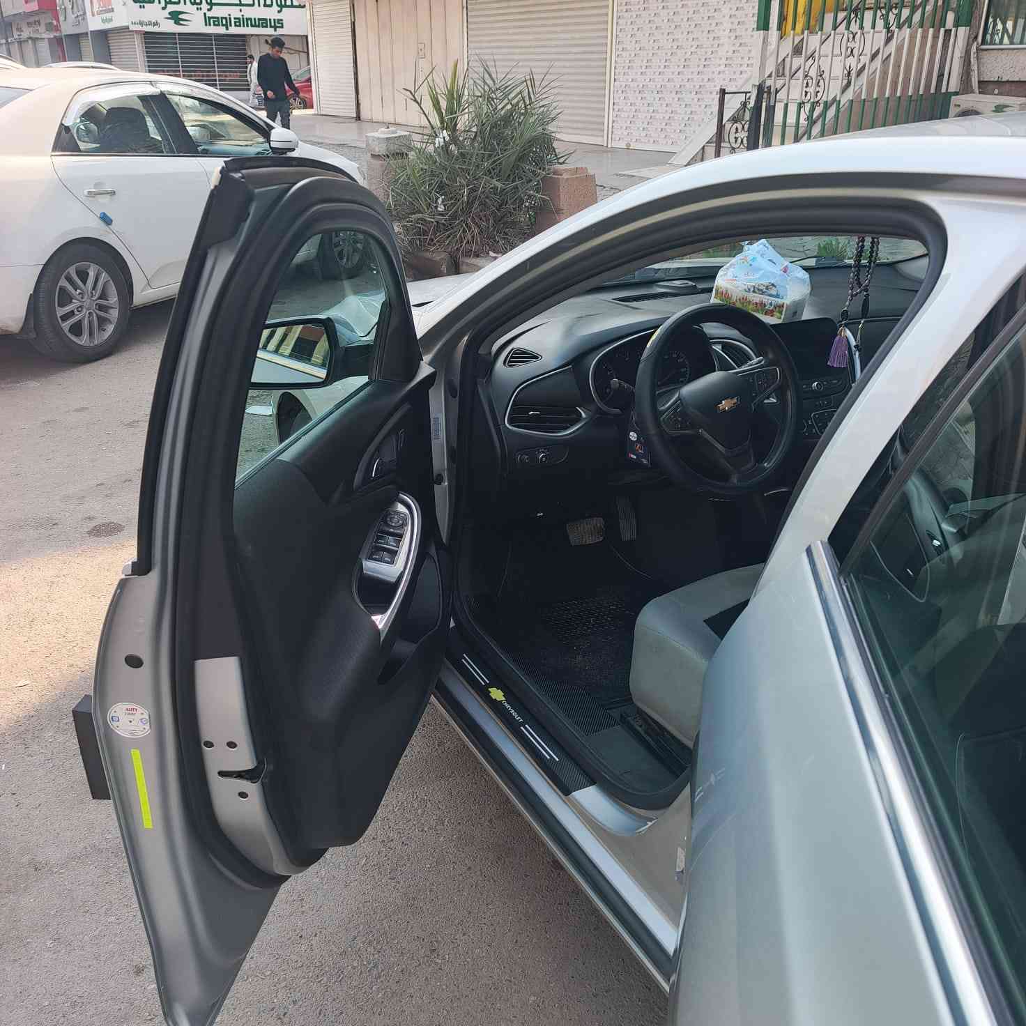للبيع شيفروليه ماليبو 2022 - فئة LT وارد امريكي
1500 تيربو
رقم بغداد شرط التحويل

الـــــــــــــسعر : الرد تلقائي 📩

بصمة تشغيل (Push Start).
تشغيل عن بعد (Remote Start).                             
فتح بوب وصندوق بصمة -مانع انزلاق
تحكمات استيرن - سايد بريك بصمة
تحكم مري جانبي كهربائي،
نظام إطفاء ذاتي تقليل  وقود - تثبيت سرعة
كاميرا خلفية عالية الوضوح.
كراسي كهربائية (تحكم كهربائي بمقعد السائق )
تدفئة مقاعد أمامية.
نظام تكييف مناخي أوتوماتيكي (تبريد قطعتين - أمامي وخلفي).
جنوط (ويلات) قياس 17 إنش (الألمنيوم الأصلي).
أضواء نهارية LED.
نظام ترفيه متكامل بشاشة
لمس تدعم Apple CarPlay / Android Auto
 جيكها وشوف  وحادثها بسيط جدًا
كلشي واضح بالصور وبدون أي مخفية.     

 السيارة مكفولة من لغود وشواصي
وكلهة على وضع الشركة حتى مي الراديتر
بعدة شركة تجي واشوف وتدلل

المكان السيارة: بغداد 
رقم صـــاحب السيارة: *********** واتساب

لعرض سيارتك على الصفحة بنفس الطريقة راسلنا
