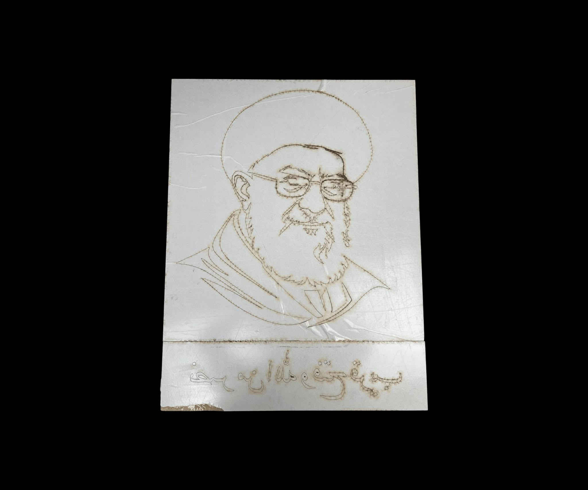 السلام عليكم
لوحة جدارية خشبية السيد علي الخامنئي ليزرية ثلاثية الأبعاد بورتريه (قطعتين)

لاستخدامات:

ديكور جداري إسلامي فاخر للمكاتب الرسمية، المقرات، الهيئات، والمجالس الثقافية.

لمسة فنية ذات طابع ديني وروحاني مميز لتزيين واجهات الاستقبال والصالات.

هدية تذكارية وعقائدية راقية جداً في المناسبات والمحافل الرسمية.

المميزات:

قص ليزر رقمي عالي الدقة: تتميز اللوحة بتفاصيل دقيقة للغاية وبورتريه منبثق تم قصه بأحدث تكنولوجيا الليزر لضمان حواف ناعمة ونظيفة تماماً كما في.

تصميم مجزأ مرن (منظومة قطعتين): يأتي الطقم مكوناً من قطعتين منفصلتين (لوحة البورتريه الرئيسية + شريط الخط العربي السفلي)، مما يمنحك حرية كاملة في تحديد المسافة الجمالية الفاصلة بينهما أثناء اللصق.

خط عربي بارز وأنيق: العبارة السفلية "نصر من الله وفتح قريب" مقطوعة بشكل بارز بخط عربي أصيل ومتقن لإعطاء هيبة وفخامة بصرية فريدة للوحة.

تثبيت ذاتي سهل وبدون مسامير: اللوحة مجهزة من الخلف بأشرطة لاصقة قوية جداً مزدوجة الوجه (Double-Sided Tape)، تتيح لك تثبيتها مباشرة على الجدران الملساء والأسطح الصلبة بكل سهولة ودون الحاجة لتخريب الحائط بالمسامير.

الملاحظات:

تجهيز وتنظيف الجدار: قبل البدء بلصق اللوحة، يرجى مسح وتنظيف السطح الجداري جيداً من الأتربة، الرطوبة، أو بقايا الأصباغ لضمان تلاحم الشريط اللاصق الخلفي بكفاءة 100%.

طريقة اللصق المتوازي: اللوحة تأتي مع قوالب خطوط ليزرية للمحاذاة يُنصح باستخدام الكبان لضمان استقامة لوحة البورتريه تماماً بشكل أفقي قبل إزالة الحماية عن الشريط اللاصق ثم اضغط بثبات على الجوانب لمدة 30 ثانية.

ميزة التباعد الجمالي: نظراً لأن شريط الكتابة منفصل تماماً (بارتفاع 15 سم) عن لوحة البورتريه (بارتفاع 60 سم)، يمكنك ترك فراغ جداري بسيط ومدروس بمقدار 2 إلى 5 سم بين القطعتين لإعطاء مظهر ديكوري عصري وأكثر اتساعاً للوحة.

القياسات:

القياس الإجمالي قبل اللصق (اللوحة + الكتابة معاً): طول 58 سم × سمك 1 سم × ارتفاع 75 سم.

قياس لوحة البورتريه فقط: طول 58 سم × سمك 1 سم × ارتفاع 60 سم.

قياس شريط الكتابة والخط فقط: طول 58 سم × سمك 1 سم × ارتفاع 15 سم.

أبعاد كرتون التغليف الآمن ضد الكسر: 60 × 80 × 5 سم.

السعر 25 ألف
التوصيل بغداد 3000
المحافظات 5000


**إذا كنت صاحب هذا الإعلان وتريد حذفه لأي سبب، رجاءا أرسل رسالة إلى الدعم الفني**