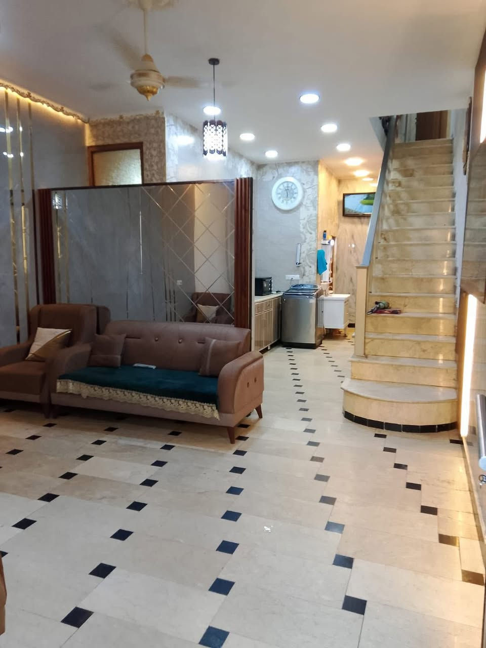 نستقبل كافة العروض 
العقارية في زيونة والغدير 

دار للبيع في زيونة محلة 710 

مساحة الدار 100 متر واجه 5
بناء حديث يتكون من 4 غرف نوم 

للاستفسار *********** سجاد كريم
