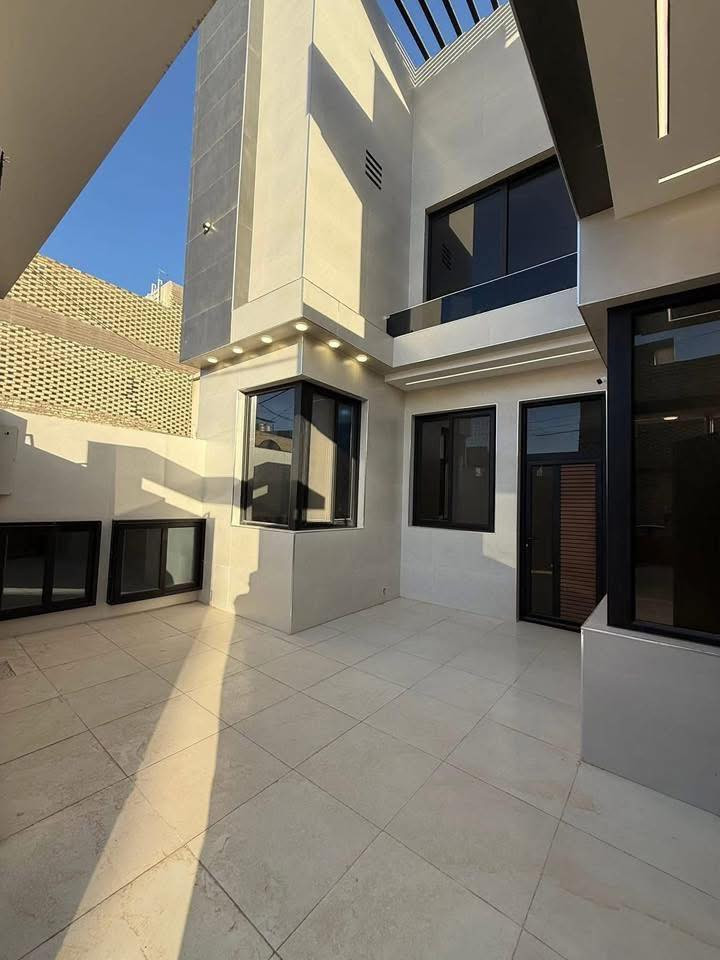 هذه البيت كلش مميز و بل عافيه على الياخذه شوفلي مكانه وين و تابع الشرح

بيت 🏠 مساحه 200م في حي الغري على شارع 20  يعني موقعه البيت تحفه

موقع الدار مميز و بنائه روعه مواصفات الحديثه البيت متكامل فول 

يحتوي البيت في الطابق الاول على 

غرفه نوم بنظام سويت و مطبخ حار بارد و استقبال 

مفتوح على الصاله بباب دفتريه و صاله وشلال مطل على الصاله بلمسات حديثه ومميزه 🏠

في الطابق الثاني يحتوي على 

ثلاث غراف نوم منها بنظام سويت و صاله 

ابعاد البناء هندسيه مميزه وموقع الدار جداً راقي 

للاستفسار اكثر الاتصال يتوفر وتساب ☎️

0780 789 4484
