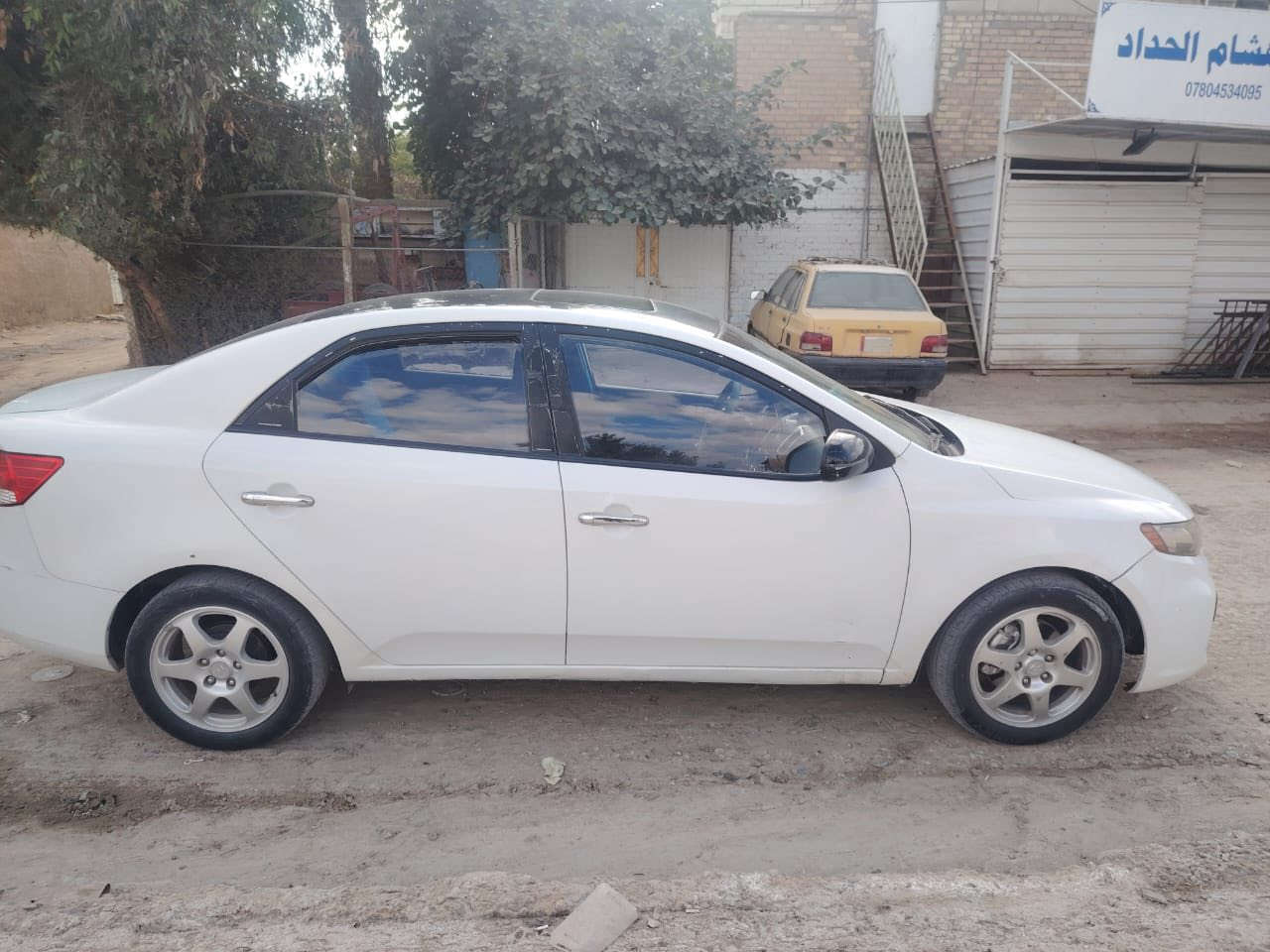 سلام عليكم
 سيراتو  ١٢ كصه جنطه
مكينه كير حداديه تخم تاير تبريد كله جديد 
سياره جاهزه من كلشي مابيه اي نقص
 سعر 45 بيه مجال 
***********
