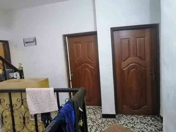 السلام عليكم الدار للبيع او للمراوس
المكان الدورة مقابل شارع ابو طيارة 
شارع نسائم النخيل بالوسط 
زراعي سند 25
من المناطق  المشمولة بقرار التطويب 
نقص الواجهة فقط 
المساحة 100 م
الواجهة 7.25 النزال 14 
يحتوي على 4 غرف نوم
مطبخ وحولي واستقبال 
وحمامات عدد 2 وتواليت خارجي 
عرض الشارع 10 م 
الدار بدون دلالية 
العقار باسمنا 
السعر على الخاص 
للاستفسار الاتصال على ***********
