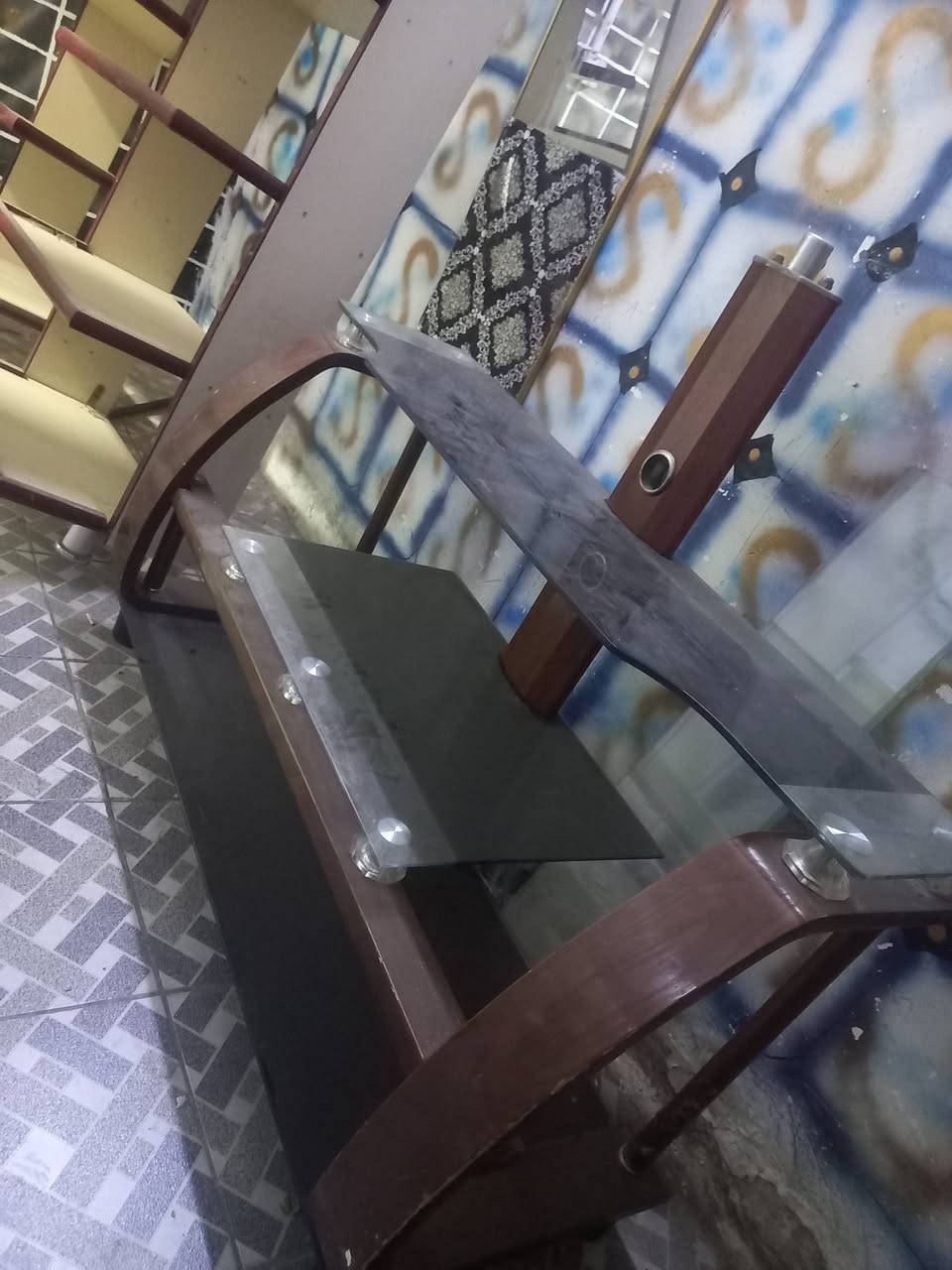 اخوان عندي ٤ من هاذ الكراسي واعندي همينه سنك كامل   وعندي ميز تلفزيون كلهن ب ١٠٠ مكاني شارع فلسطين ***********
