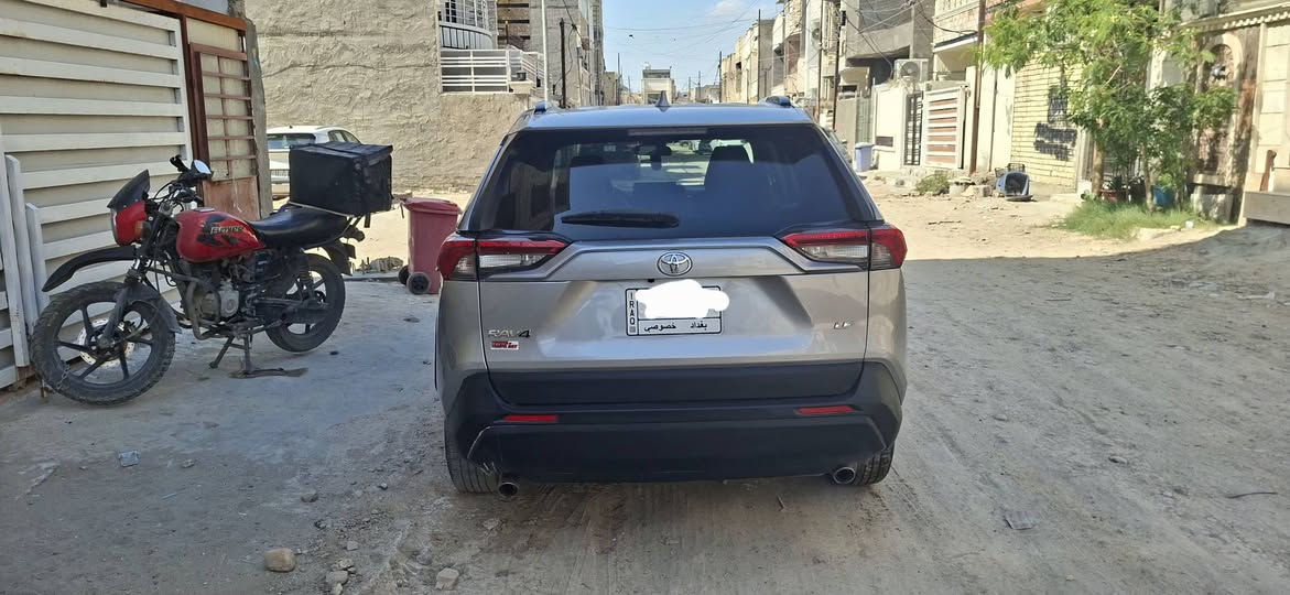بسم الله الرحمان الرحيم
تيوتا RAV4 موديل 2020 
مواصفات LE
السياره حادث كله خارجي و السياره كلها ليبل واحد بدون ايرباك 
السياره نضيفه مكينه 2500بانزين 
السياره خير من الله 
ممشه السياره 113,000

سعر السياره المطلوب 180 $ وبيها مجال جداً بسيط 
عنوان السياره بغداد /الغزالية
واتساب .
رقم الهاتف : ***********
