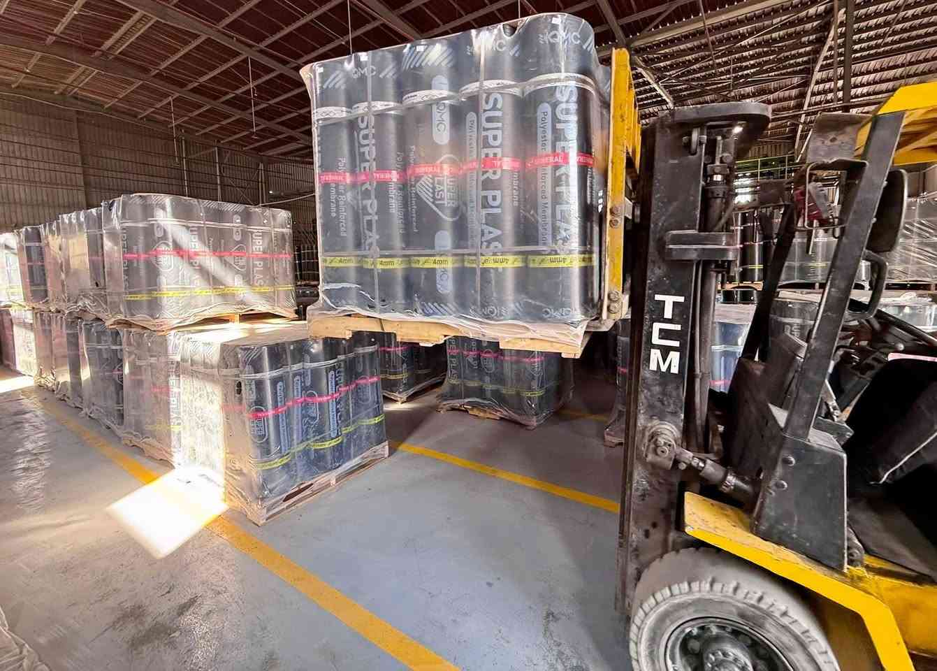 اختار ولاتحتار يوصلك لحد الدار
 كل شيء بالأمل إلا الرزق بالعمل ......شغل لي يرضه عليه الله،،،،
✅ وبضمان لمدة 10الى 15سنه
(نرجوا الانتباه لجوده الماده وليس الأسعار) 
يوجد ( ايطالي / تركي / ايراني )  حسب طلب الزبون 
‏
((القياس على طول الروله وليس قياس السطح)) 📌
((طول الروله 10 أمتار والعرض متر واحد)) 📌

🔰مادة الأيزوكام تتكون من عدة طبقات 🔰

1️⃣طبقة كيرية (جيرية )
2️⃣طبقة ألياف صناعية
3️⃣طبقة مانعة للرطوبة 
4️⃣طبقة عاكسة للحرارة
5️⃣طبقة ألياف سطحية  
6️⃣طبقة مطاطية مانعه أيضآ للرطوبه

🔻تعمل مادة الأيزوكام على الأماكن الآتية🔻

♦ تنفيذ العمل على {الصب ، والصب المزفت}
♦ تنفيذ العمل على {الكاشي ، الفرشي،الشتايكر}
♦ تنفيذ العمل على {الجدران الخارجية للمنازل والبنايات }
♦تنفيذ العمل على { السندويج بنل.والجينكو }
♦تنفيذ العمل على {أرضيات المسابح وجدرانها }

(( يوجد لدينا فروع في جميع المحافظات ))

للاستفسار  او المراسلة واتساب الاتصال ::::

‏‪*********** 
***********
