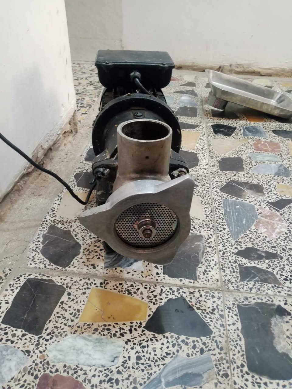 السلام عليكم عندي مكينه مثرامه لحم فلافل كلشي تثرم سعرها مناسب وبيها مجال 180 تشتغل مولد وطني امبير واحد العنوان بغداد مدينه الصدر ***********
