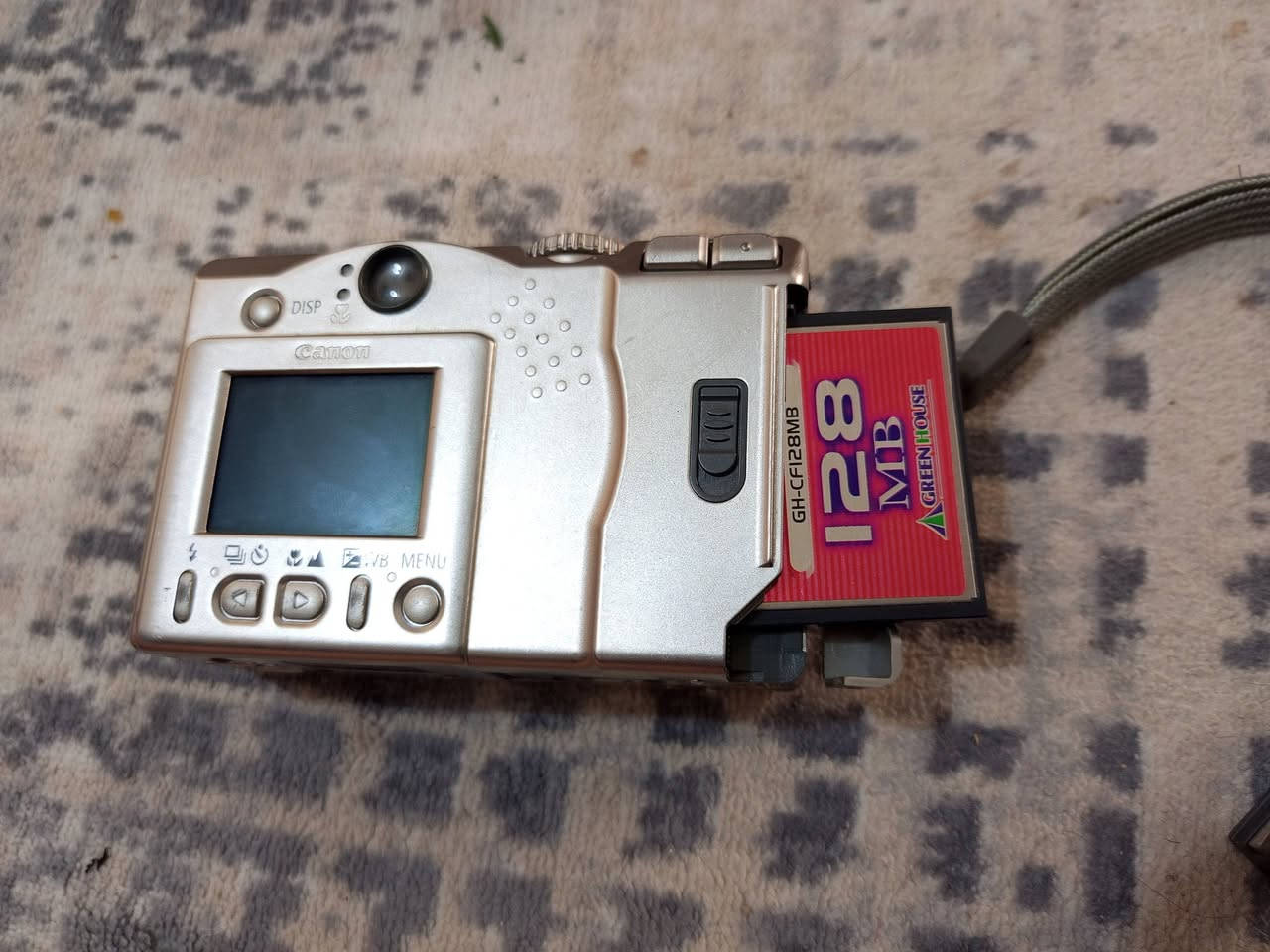 الكاميرا الظاهرة في الصور هي:
📷 Canon PowerShot PC1008 من شركة Canon
وهذه من الكاميرات الرقمية القديمة (بداية الألفينات تقريبًا)، وكانت موجهة للاستخدام اليومي البسيط.
🔍 النوع والتصنيف
النوع: كاميرا رقمية مدمجة (Compact Digital Camera)
الفئة: Point & Shoot (تصوير تلقائي بسيط)
تخزين: بطاقة ذاكرة CompactFlash (CF) (كما يظهر بالصورة)
⚙️ المواصفات التقريبية
(بعضها تقديري حسب هذا الموديل القديم)
📸 الدقة: حوالي 2 ميجابكسل
🔍 الزوم: تقريب بصري بسيط + رقمي
📺 الشاشة: LCD صغيرة (حوالي 1.5 بوصة)
💾 الذاكرة: CompactFlash (CF)
🔋 البطارية: بطاريات AA أو بطارية خاصة (حسب النسخة)
🎥 الفيديو: تصوير فيديو بجودة منخفضة (قديمة)
⚡ الفلاش: مدمج
🔌 منافذ: USB قديم لنقل الصور
⭐ المزايا
✔️ سهلة الاستخدام (مناسبة للمبتدئين)
✔️ حجم صغير وخفيفة الوزن
✔️ لا تحتاج خبرة في التصوير
✔️ تعمل بدون إنترنت أو إعدادات معقدة
سعر 30.000 وبيها مجال لشراي مكاني بصره حيانيه شارع الامام موسى الكاظم راسلني وتدلل***********
