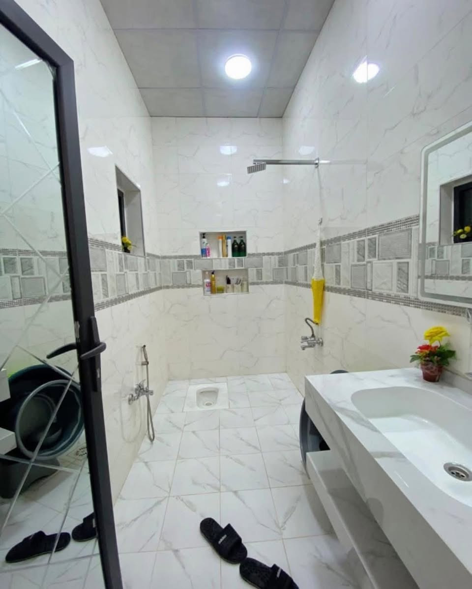 دار سـكنـي طـابقـين - حي الواسطي مقابل الغذائية

 الموقع : حـي الـواسـطي  خـلـف صيدلية الهدى 📍

المساحة : 150 م واجهة 7،5 م نـزال 20 م

اتجاه الدار قبله شـارع عريض 🛣️ 

ملاحظة الـدار يحتوي على 4 سبالت ومبردات عدد2 دكت كبيره 

نوع العقار : طابو صرف تحويل مباشر ⚖️
￼

نظام دكت - مغربي - واجهه ملكي فلين - نوافذ

المنيوم - ابواب تركي - كاشي درجة اولى - دبل جام ￼

يحتوي طابقين ￼￼
الاول : كراج - استقبال - مطبخ حار وبارد - هول - 
غرفة نوم عدد 2- مجموعتين صحيات 
الثاني : غرف نوم عدد 3- هول كبير - صحيات
••••••••••••••••••••
للسعر علق بـ (تم او السعر ) ليصلك برسالة عبر الخاص تلقائياً ✉️
••••••••••••••••••••

نستقبل كافة عروضاتكم وطلباتكم 🏡 
لبيع - وشراء - وتأجير العـقـارات 

ملاحظة نتعامل بالعقارات الطابو صرف فقط 🔔
بأشراف قانوني 👨‍⚖️

مكتـــب الـــذهـــب للعـقار 
تأسس : 2004 

للأستعلام والاستفسار 
موقع المكتب : كركوك - حي الواسطي شارع اذاعة الرشيد مقابل قرطاسية دار الفجر 2 📍

***********
***********
***********
