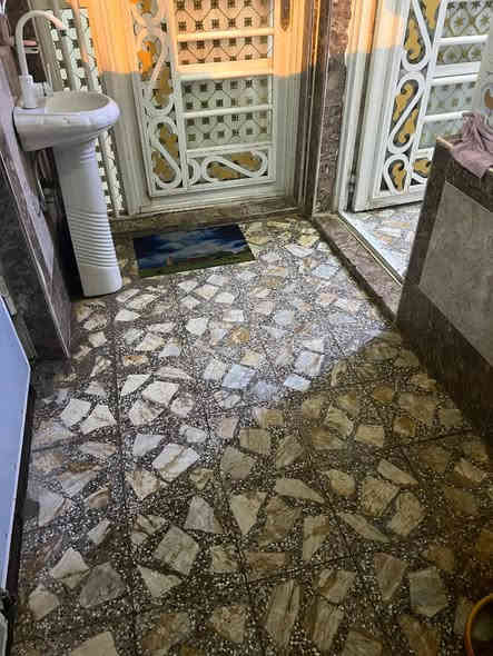 بيت طابقين المساحه الواقع 90 بل سند 70 تفاصيله طابق الارضي غرفه وصاله وستقبال ومطبخ وصحيات وطارمه الطابق الثاني 3 غرف وصاله وحمامات البيت موقعه حي العسكري  كبال المكرمه بفرع صيدلية الريتاج  المبلغ المعروض 120 وبي مجال بسيط الاستفسار ***********
