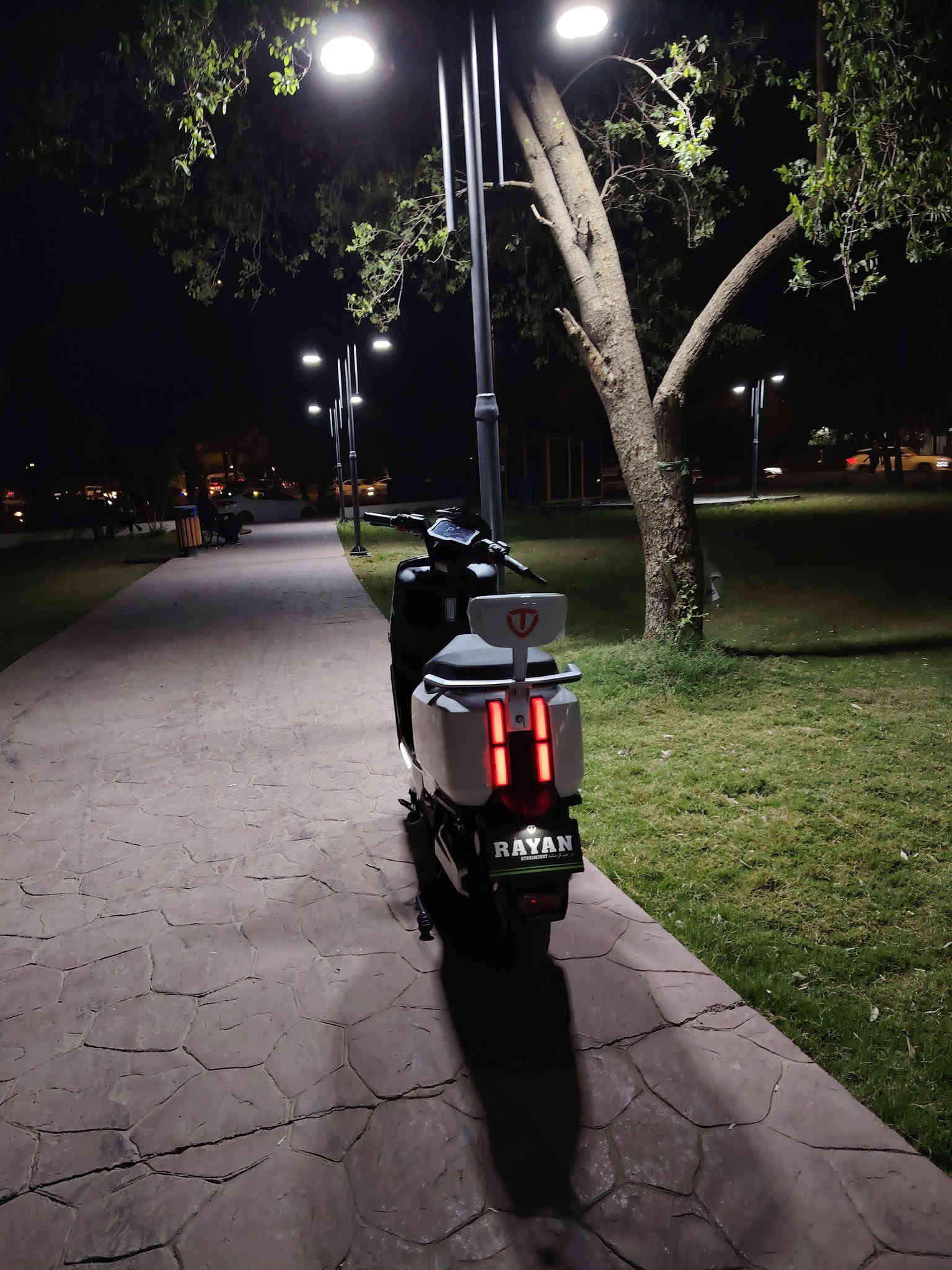 (مستخدم -) 🚨🔥 دراجة الريان RAYAN – وحش الكون من شركة TAILG العالمية 🔥🚨
📍 مستخدمة شي قليل جدا وضعية  الشركة – نظافة وكالة 💯

⚙️ المواصفات الفنية:
🔋 بطارية كرافين كاربون جل 35 أمبير / 72 فولت
⚡ محرك ملف 2000 واط – سرعة حقيقية 80 كم/س
🚀 مدى حقيقي 80 كم
🖐️ بصمة عدد 2 + تشغيل عن بُعد
🔒 جهاز إنذار ضد السرقة
🛑 بريك دسك + دهن ديلات هايدروليك ناعمة جداً
🪶 قيادة ناعمة ورزينة جداً على الطريق
💺 كشن سياحي واسع لشخصين + مساحة تخزين كبيرة تحت الكشن
🛞 إطارات 12 / 90 / 90
💡 إشارات LED أمامية وجانبية + إشارة رباعية
🔁 إمكانية الرجوع للخلف (R)
🔋 نظام TTFR لإعادة الشحن عند استخدام البريك
✅  البطارية 6 مسطرة 
ملاحضه ملاحضه الدراجة زيرو
📦 الحالة: جديدة بالكامل

للاستفسار الاتصال/ 

*********** 

العنوان بغداد شارع فلسطين
