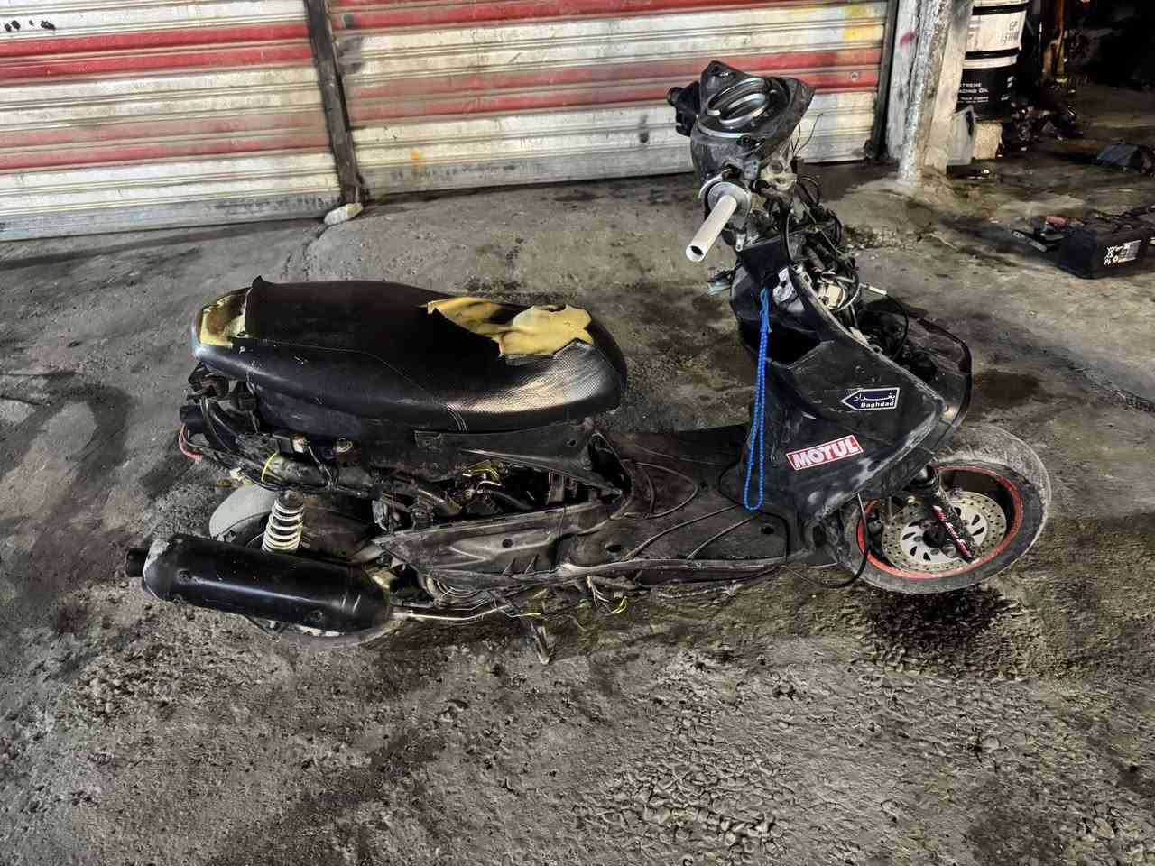 سكنس فحل كابريتر شغاله بس أبيع كوم حديد شوفت عينك الدراجه نقص كفرات وتاير خلفي وشوته والباقي امبين بل صور أكفلك سرقه ب٢٥٠ الف رقمي ***********  بغداد جديده شارع المسبح
