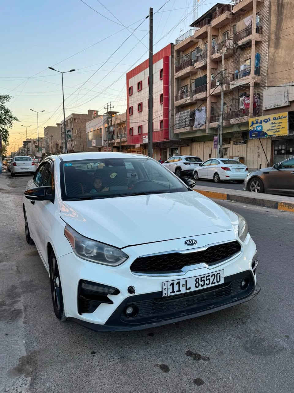 السلام عليكم 
كيا فورتي موديل 20 
حادثها جاملغ وبنيد مصبوغات فقط 
بيها رصعه ع كد اصبع جاملغ الخلفي 
سياره كلها ليبل واحد 
كيرها اي تي 
سياره حلوه ونضيفه 
ماشيه 74 ميل
مكاني بغداد البياع او الشعب 
***********
