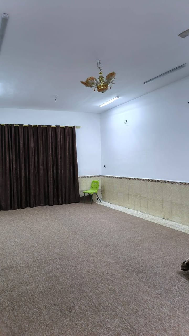 #اللهم صل على محمد وآل محمد 
# البيت للبيع طابو زراعي مداور اسهم 
#حي النفط الزراعي ثاني بيت عن شارع العام 
#المساحة الكلي 350متر مساحه البناء 225 متر
 بناء جديد عالي عن الشارع 
غرفتين وصالتين وبراني ومطبخ كبير وحمامات داخليه وخارجيه وطارمه وحديقه وكراج 
السعر الكلي 150 مع المجال 
لشراء يراجع مكتب الناجح للعقارات السماوة حي الحكم قرب مرطبات فستقه 
#مكتب- الناجح للعقارات 
للإستفسار اكثر مراسلتنا ع الخاص او الاتصال ع الرقم التالي ***********بي وتساب /*********** 
#او مراجعة مكتبنا الواقع في
#الحكم / مجاور مرطبات فستقه علمأ دوام مكتبنا من 9 صباحأ ال 10 ليلأ
