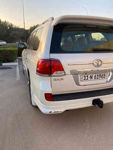 السلام عليكم
تيوتا لاندكروز 
موديل 2013 فئه البريم
السياره كامله مابيها نقص برغي
بيها بولش وحمام جديد 
عليها دوشمه بلون الداخل لبلادي
عليها تخم تايرات جديد
السياره ماشيه 160 الف حقيقي
رقم بغداد بّــ اسمي تحويل ثاني يوم
ملاحضه/ السياره اني مبدل الها دعاميات بدون لا طخه ولا اي شي للجماليه فقط و
القديمات موجودات عندي هنه والشباك
سونار السياره مرفق ويه الصور
سعر السياره 365$ وبيها مجال بسيط
مكان السياره بغداد الشعب
وهذا رقمي***********
