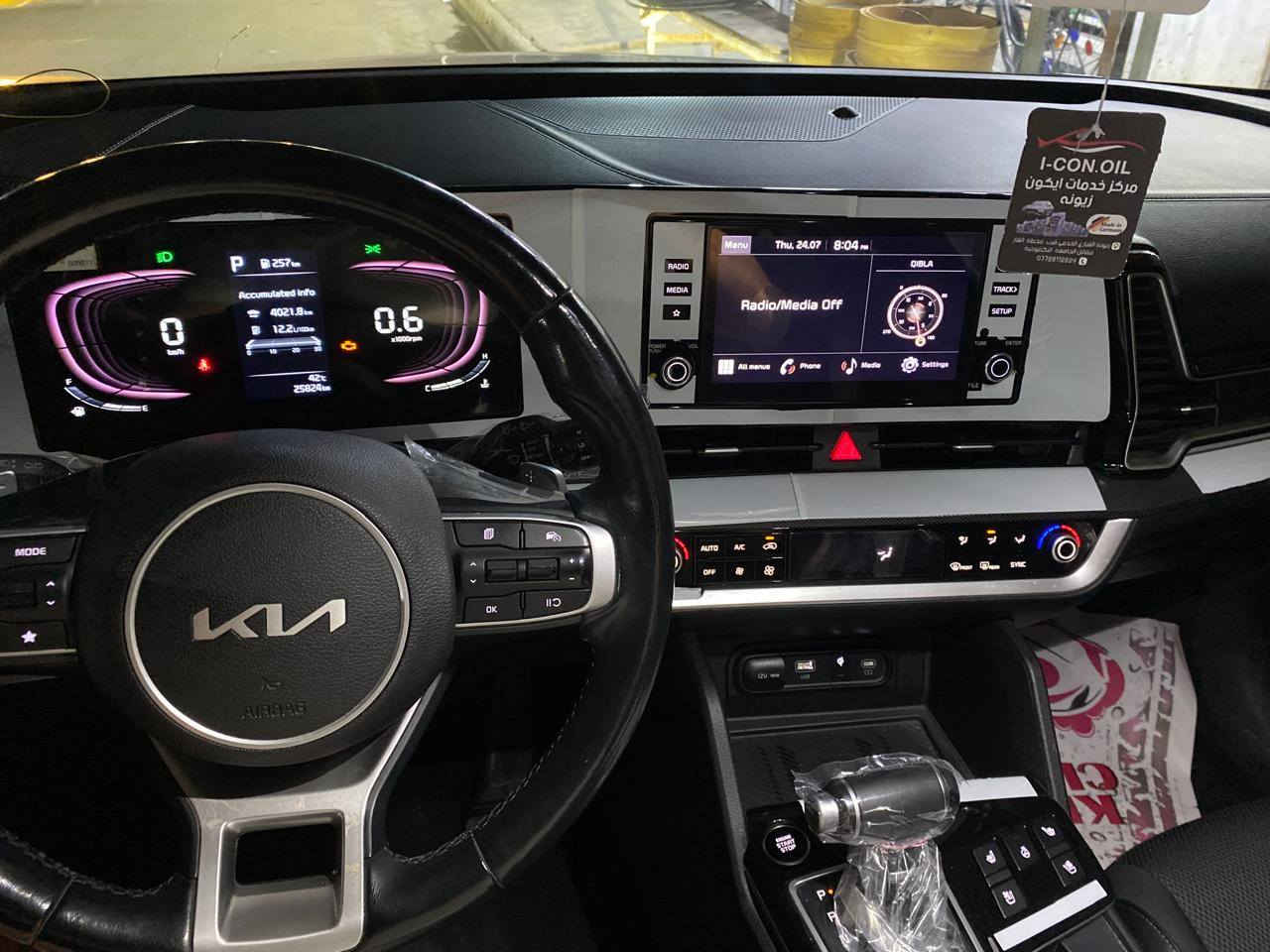 عرض خاص للتميز: KIA Sportage GT-Line 2023 🌟
للباحثين عن الفخامة، الأمان، والتكنولوجيا المتطورة.. نعرض لكم أيقونة كيا "سبورتج" بنسخة GT-Line الرياضية بمواصفاتها الخليجية الكاملة.
🔹 بيانات السيارة الأساسية:
الموديل: 2023 (خليجي).
المسافة المقطوعة: 34,000 كم فقط.
الحالة العامة: كفالة عامة من التبديل (السيارة بحالة الوكالة)، يوجد تعديل بسيط جداً (قدر 4 أصابع) في الجاملغ دون أي تأثير.
🔹 الأداء والمحرك:
محرك بسعة 2.0L قوي واقتصادي.
ناقل حركة أوتوماتيكي بـ 6 سرعات مع شفتات مقود لتجربة قيادة رياضية.
نظام Drive Mode للتحكم بأوضاع القيادة.
🔹 التجهيزات والرفاهية (VIP):
سقف بانوراما واسع.
مقاعد جلد فاخرة (أسود) مع ميزة التدفئة والتبريد.
تدفئة مقود + تشغيل عن بُعد + صندوق خلفي كهربائي.
شاشة ذكية تدعم Apple CarPlay مع نظام ملاحة (Navi).
إضاءة داخلية LED + لايتات زينون وLED خارجية مع ويل كب قياس 19.
🔹 أنظمة الأمان والذكاء:
6 وسائد هوائية (Airbags) لحماية قصوى.
رادارات جانبية وخلفية + كاميرا دوارة وحساسات 360 (أمامية وخلفية).
نظام مانع الانزلاق + نظام نزول المنحدرات + Auto Hold.
حساسات ضغط الإطارات وفحص أنظمة السيارة آلياً.
📍 الموقع: بغداد
💰 السعر المطلوب: 24,000$ (شدتين و40 ورقة)
📞 للتواصل والاستفسار (للمشتري الجاد فقط):
*********** بغداد, العراق
