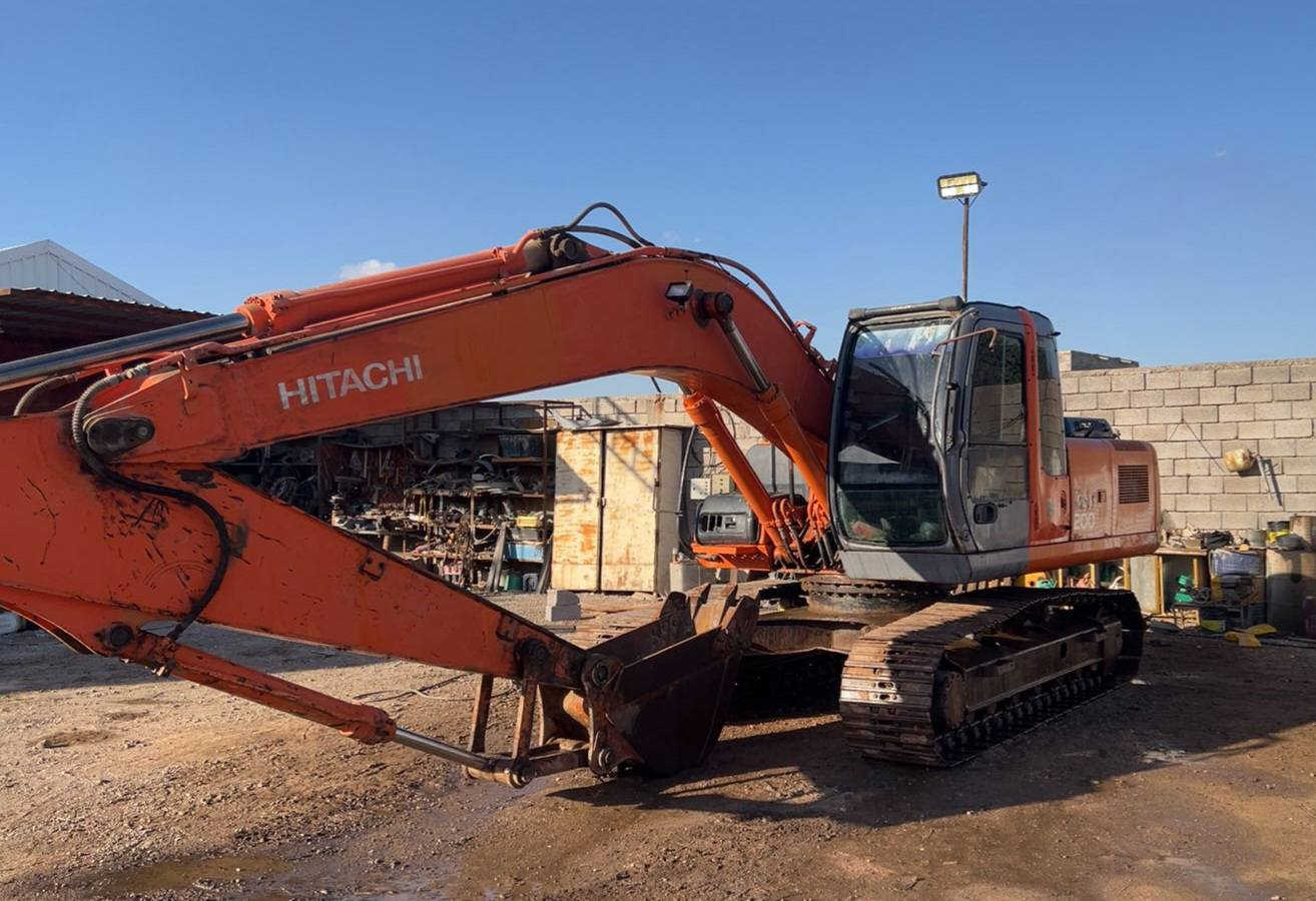 للبيع حفاره هيتاشي عادي مديل 2002 حجم 200 حفاره بلاديه جاهزه من كل نقص رقم بصره الماني تحويل ثاني يوم مكانه البصره الشراي يتصل وبيه خير ويدلل *********** .
