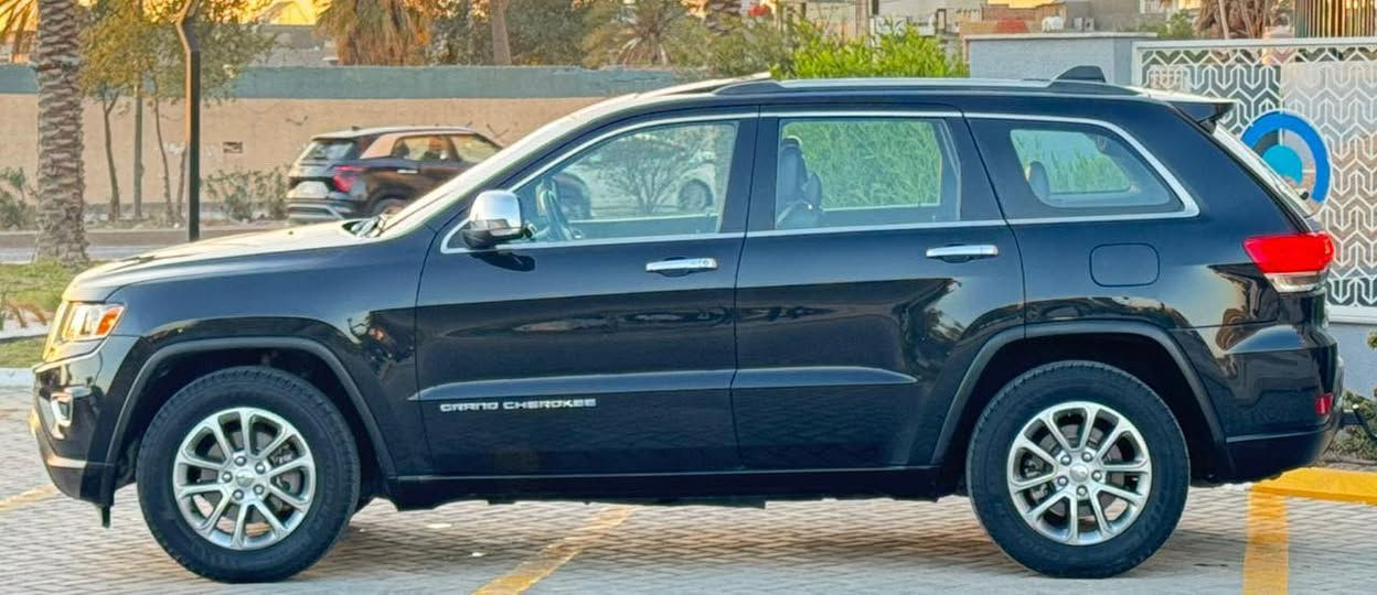 Jeep Limited 2014 جيب لمتد
ماشية 84 الف / لون اسود
حادثه موضح بالصور اربع قطع صبغ
المواصفات فول : 
-محرك 3600 
-بصمة تشغيل مع بصمة ابواب
-فتحة سقف سلايد روف
-تشغيل عن بعد 
-كراسي جلد
-كراسي كهرباء
-كراسي امامي تدفئة تبريد الخلفي تدفئة
-كرسي خزن ميموري
-جنطة كهرباء
-شفتات ستيرن تبترونك
-شاشة كبيرة مع كامرة خلفية
-حساسات حلفية
-مري كهرباء مع اشاير بالمري
-تحكمات ستيرن
-منظومة زينون عالي ناصي
-تبريد قطعتين
سيارة جديدة بالواقع احلى من صور جاهزة بدون اي نواقص 
مكاني بغداد / الكرخ
السعر مناسب 178 ورقه وبيها شي بسيط
***********
