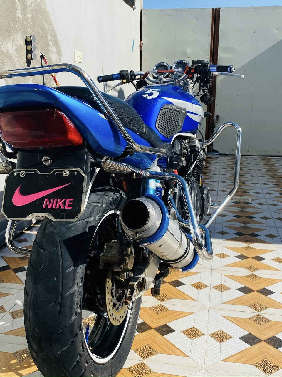 سلام عليكم سي بي 400 جيل ثاني الإصدار الأخير مابيهه اي نقص مكينه كير كهربائيات شلعه ومعدل بشرط  /. نكره تشتغل بأي وقت  مكان ديالى المقداديه شهربان مامتواجد علفيس  هاذ رقمي ***********
