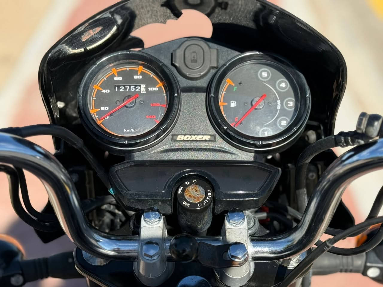 بوكسر هندي جبلي  موديل 2022 استخدام شخصي ماشية 12 الف لا مشتغلة دليفري ولا شي محرك بلاد ما مفتوح برغي الدراجة نظيفة  اللون اسود اوراق واصوليات كاملة كهربائيات اشاير كلشي شغال جاهزة من كلشي ما عدا الباتري كاعد 
السعر مليون و750 
العنوان / القبلة
***********
