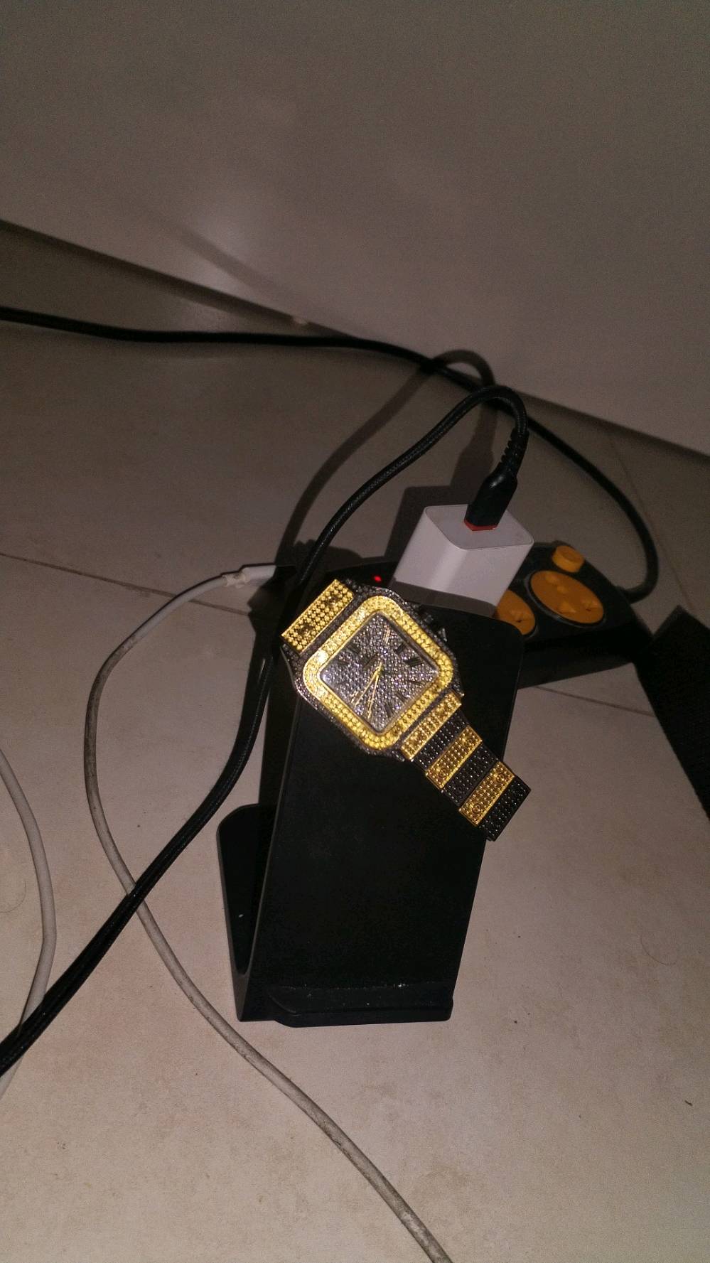 ساعه بهذة الشكل راقيه وحلوة وجذابة